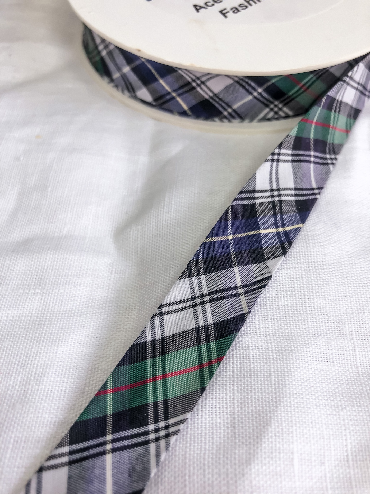 Fita de tecido xadrez azul, verde, branco, preto e vermelho em bobina branca