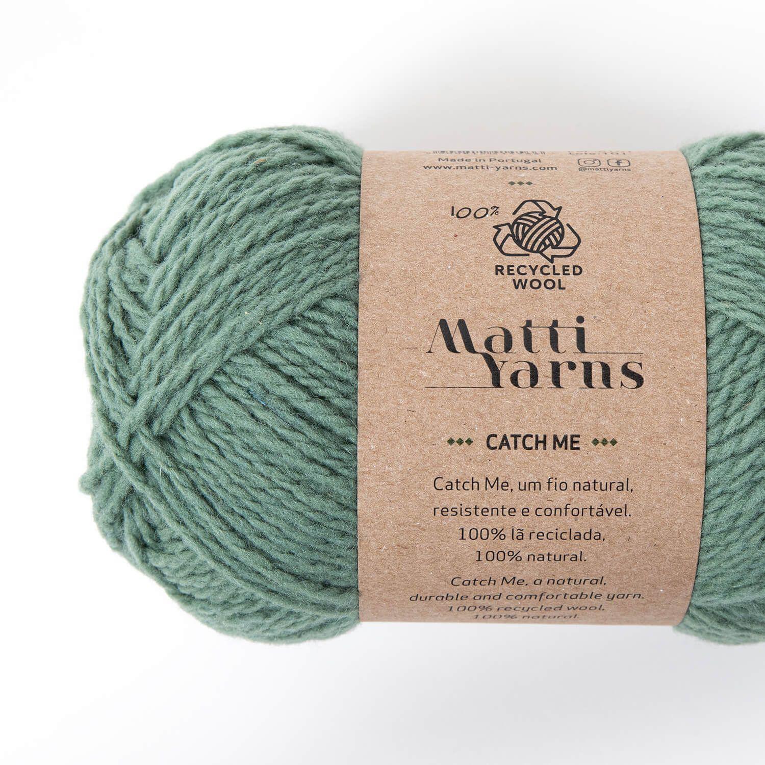 Novelo de lã verde com etiqueta da Matti Yarns