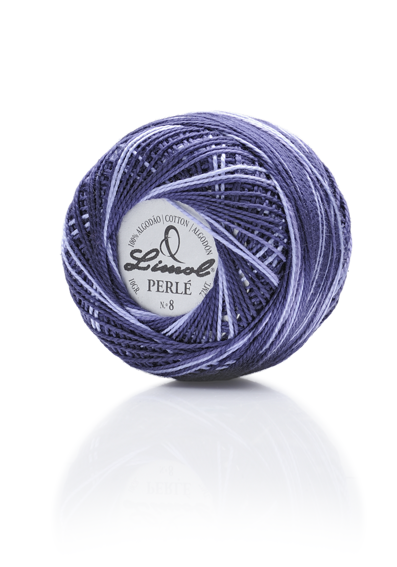 Rolo de fio de algodão perlé azul e lilás com etiqueta da marca Líneol n° 8