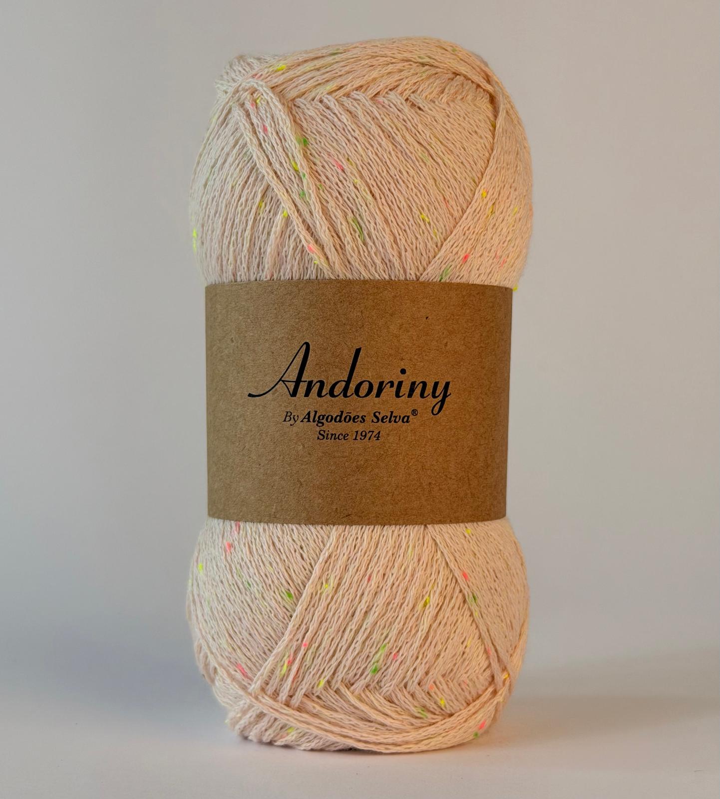 Novelo de fio colorido com rótulo castanho Andoriny