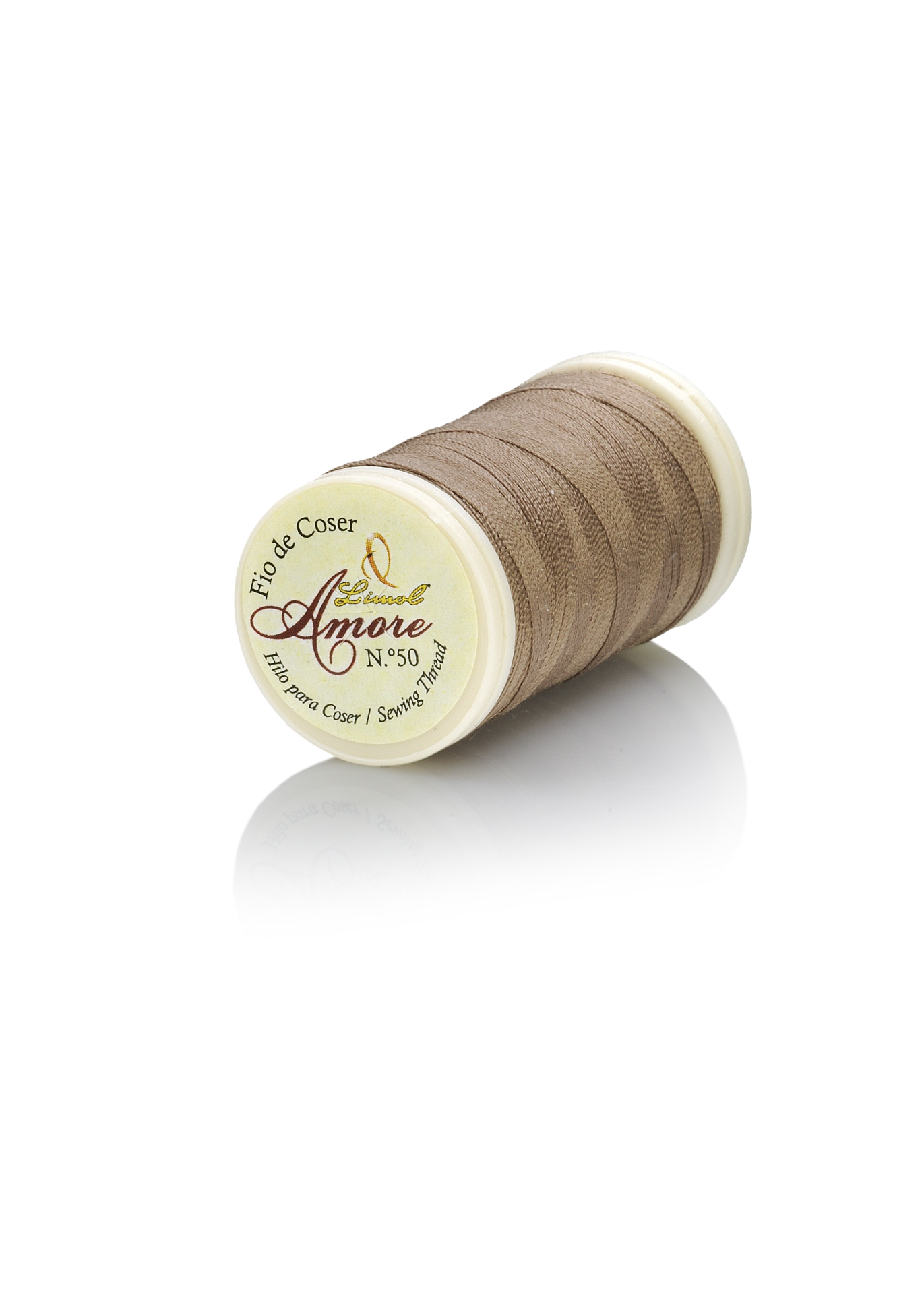 Rolo de linha castanha para coser com etiqueta branco com texto Amore.
