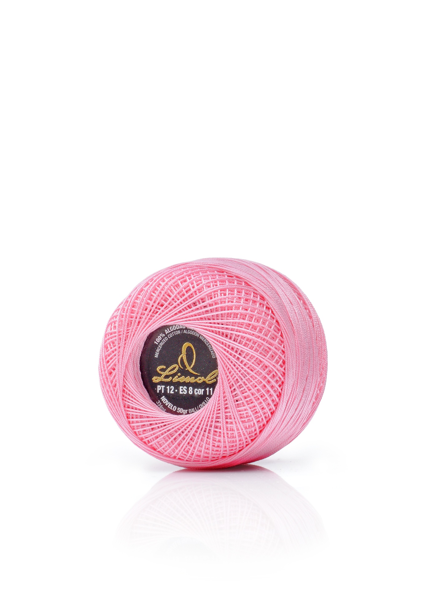 Rolo de fios cor-de-rosa claro com etiqueta ao centro