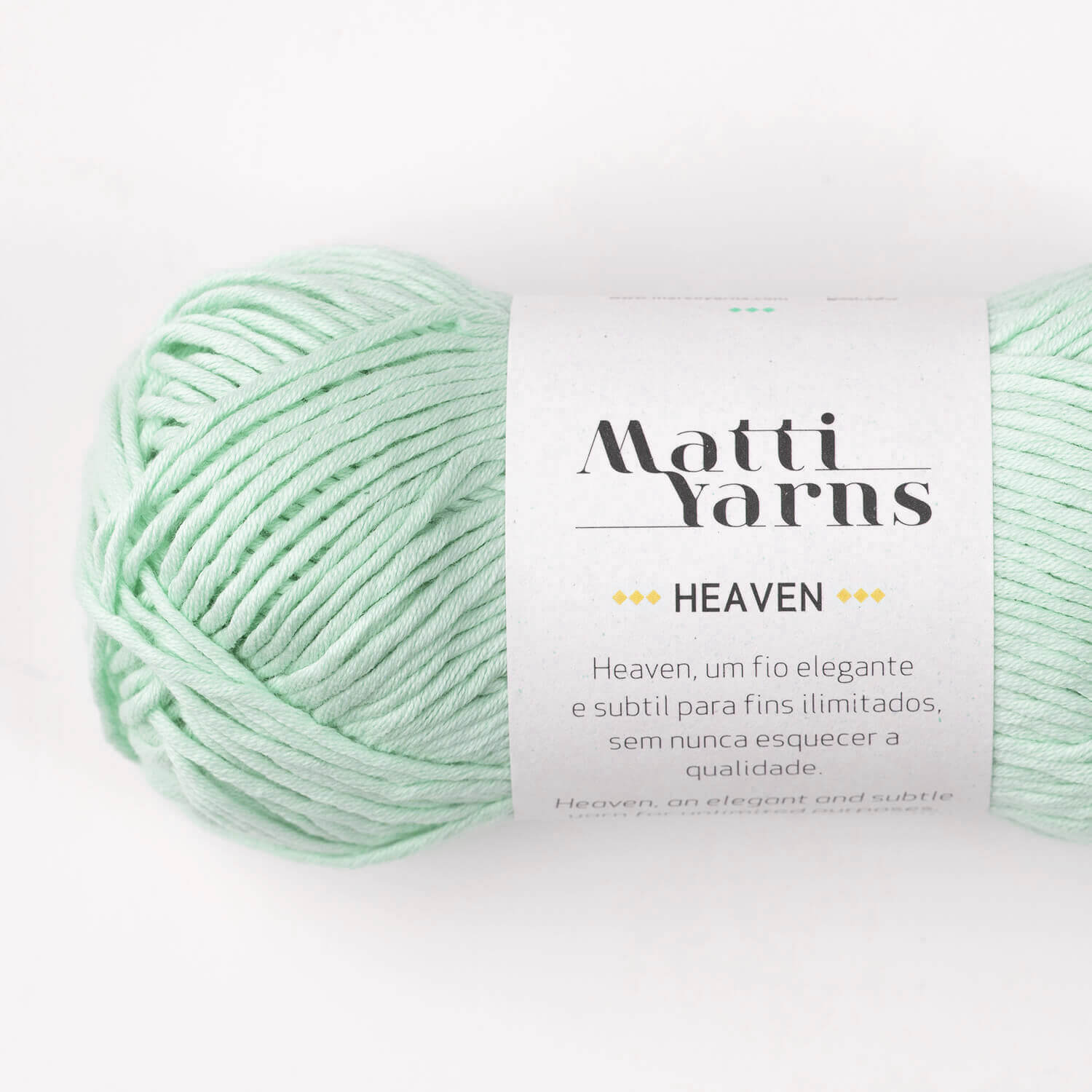 Novelo de fio verde menta com etiqueta branca da marca Matti Yarns Heaven