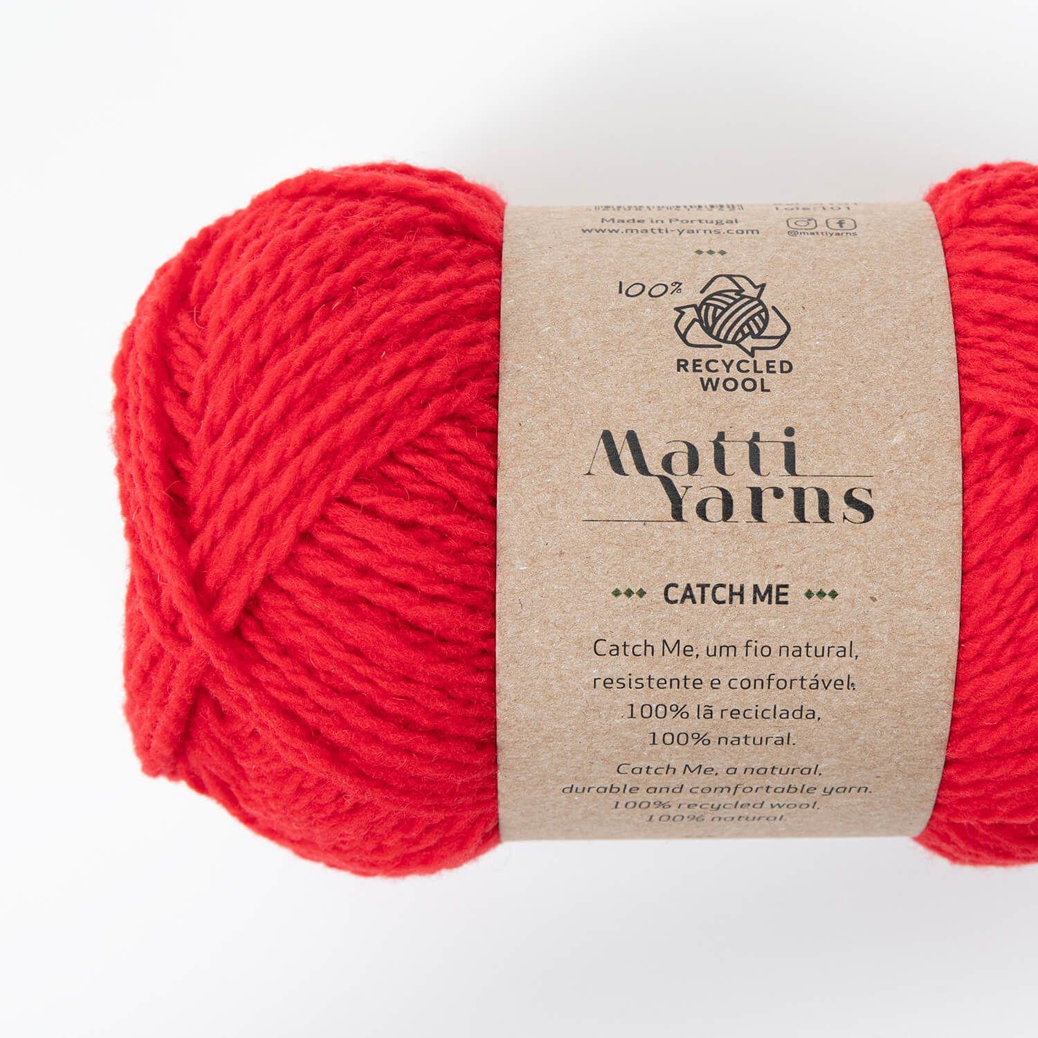 Novelo de lã vermelha com etiqueta de papel reciclado da marca Matti Yarns