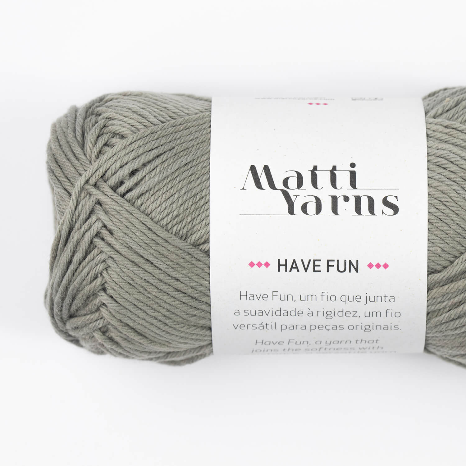 Novelo de fio cinza claro Matti Yarns com etiqueta branca