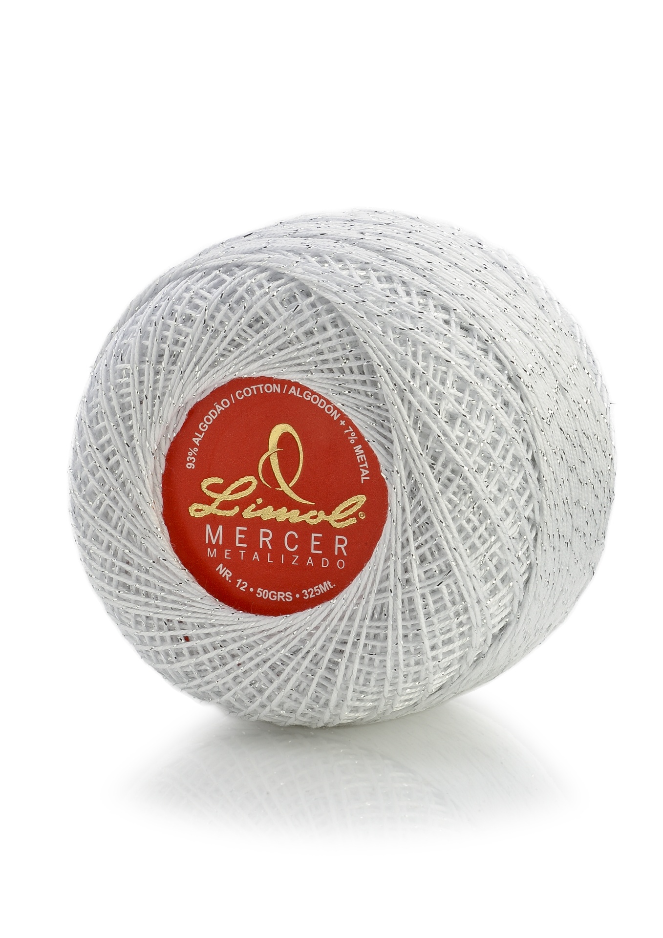 Novelo de linha branca com fios metálicos e etiqueta vermelha no centro