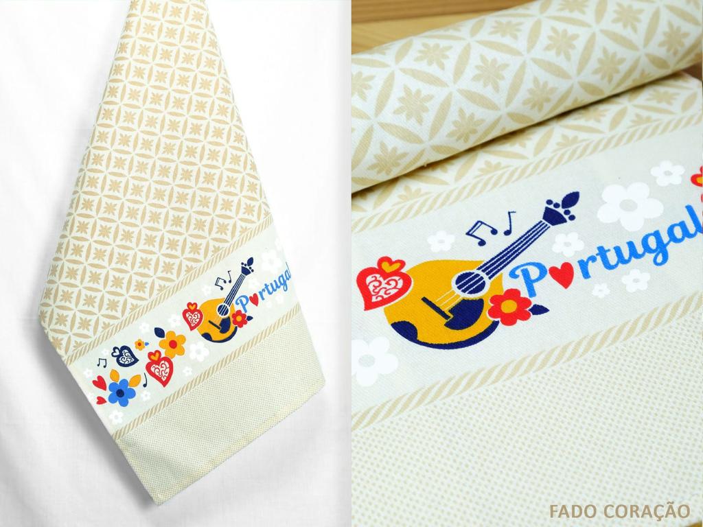 Toalha de cozinha branca com desenhos coloridos e padrão beje