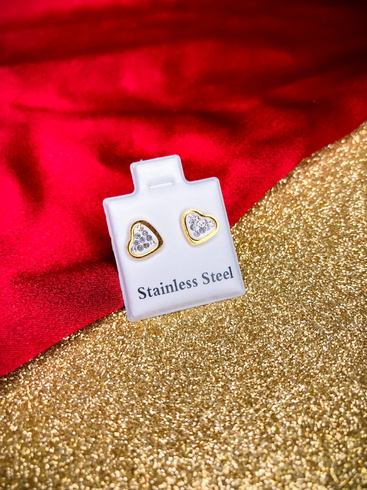 Brincos em forma de coração em aço inoxidável com cristais e bordas douradas