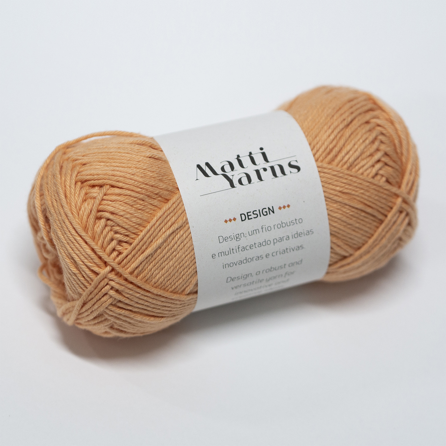 Novelo de fio bege claro com rótulo branco da marca Matti Yarns