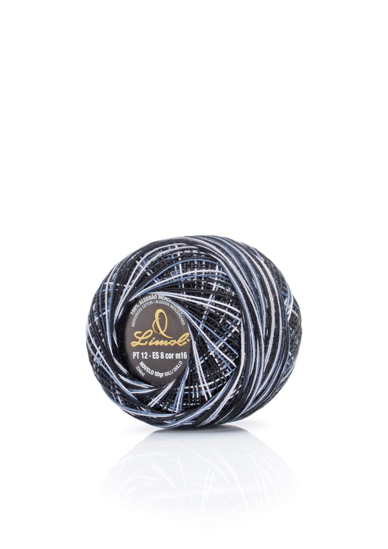 Novelo de linha preta e branca com etiqueta circular em fundo branco