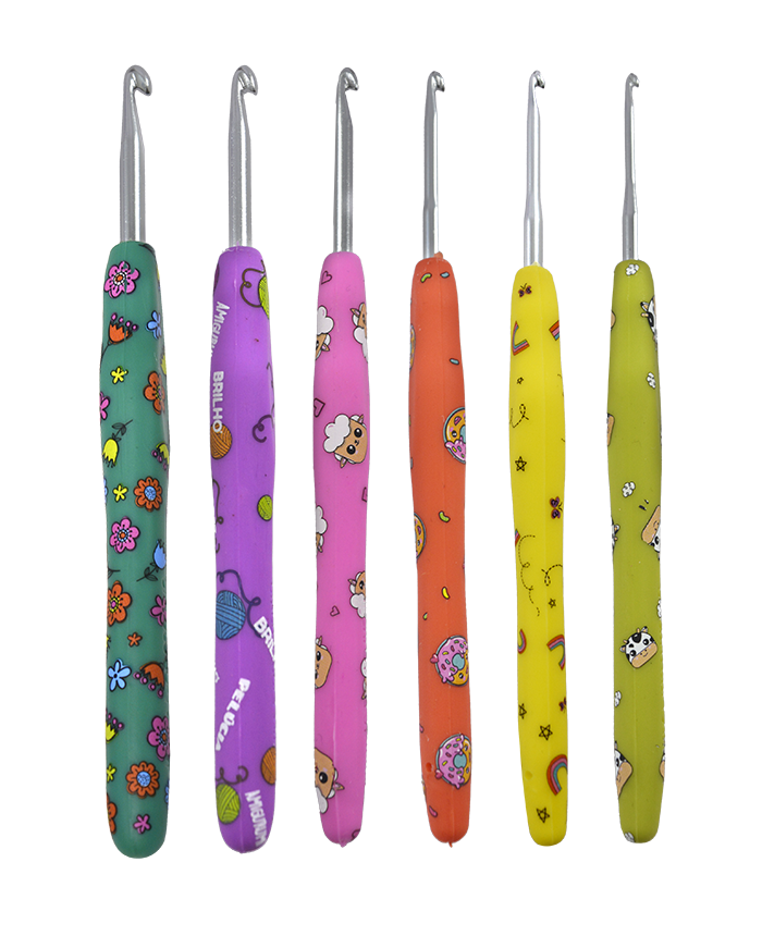 Conjunto de seis agulhas de croché coloridas com padrões divertidos