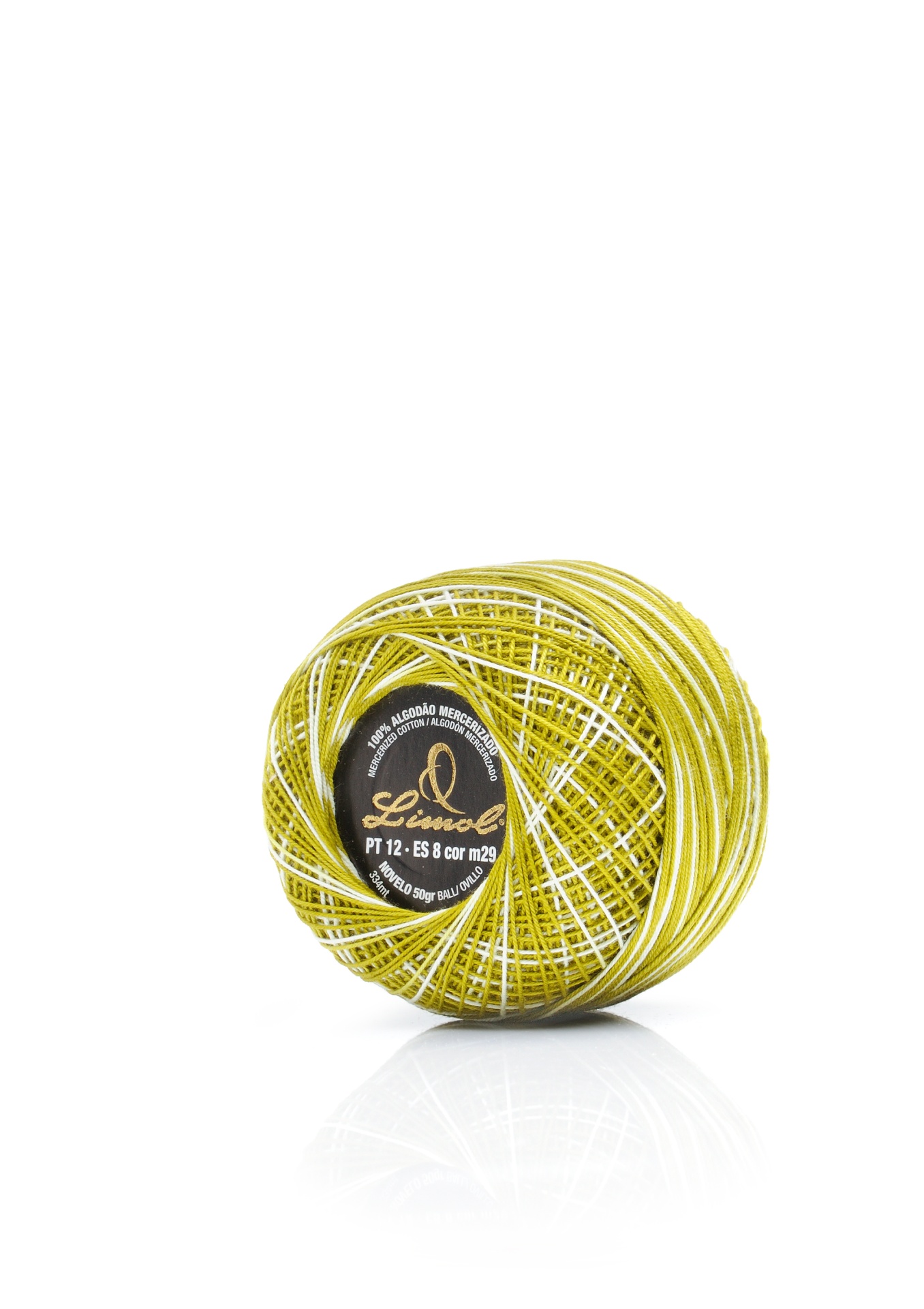 Rolo de linha verde e branca com etiqueta preta e dourada