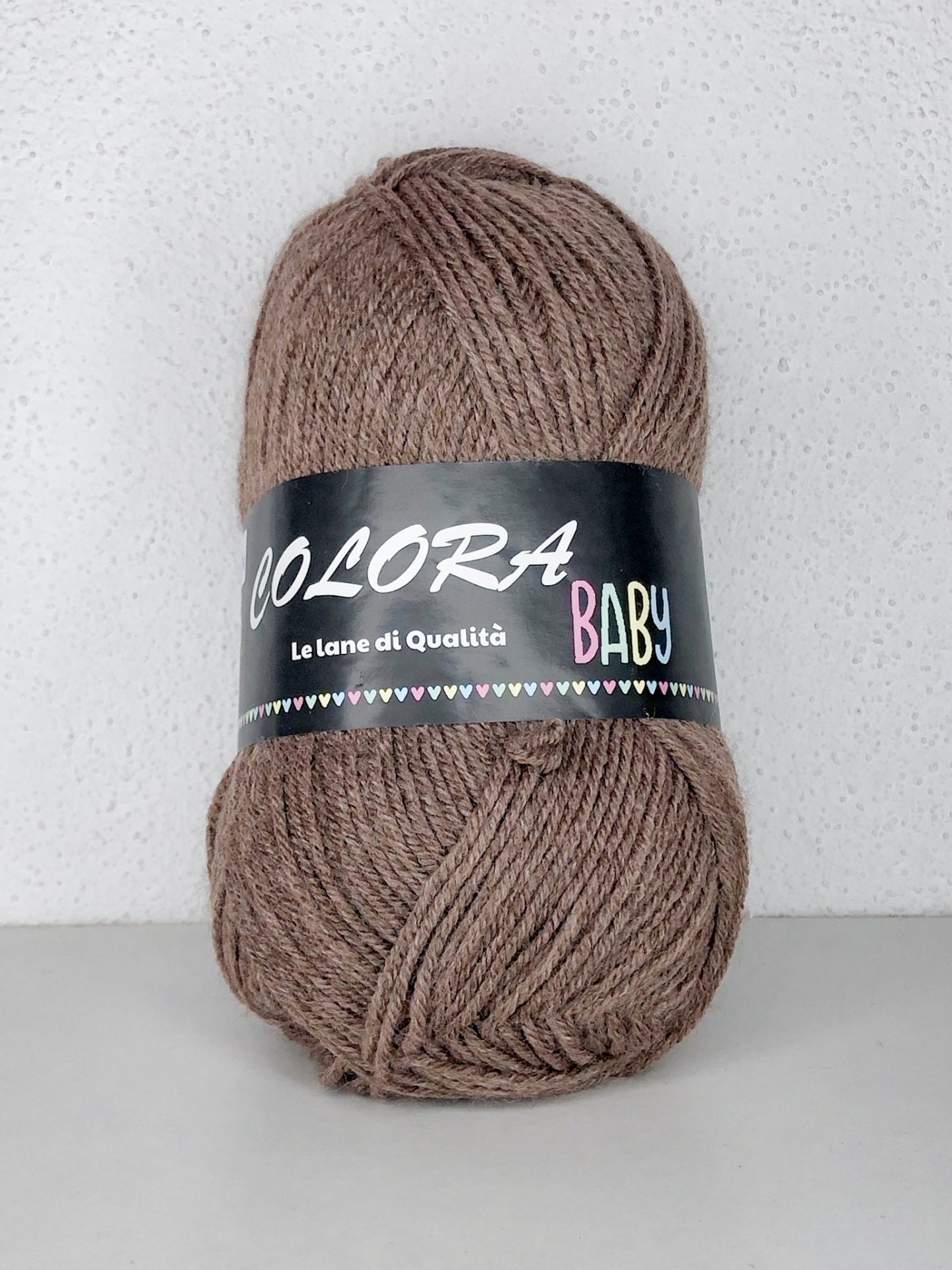 Novelo de lã castanha com etiqueta preta Color Baby