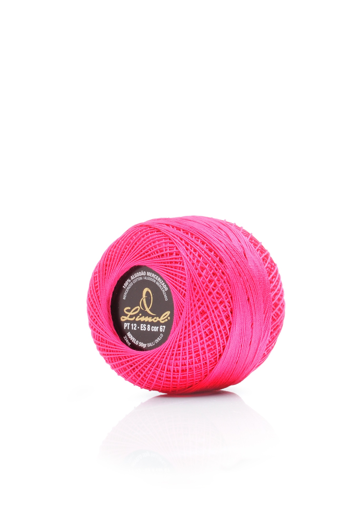 Novelo de linha rosa com rótulo preto sobre fundo branco