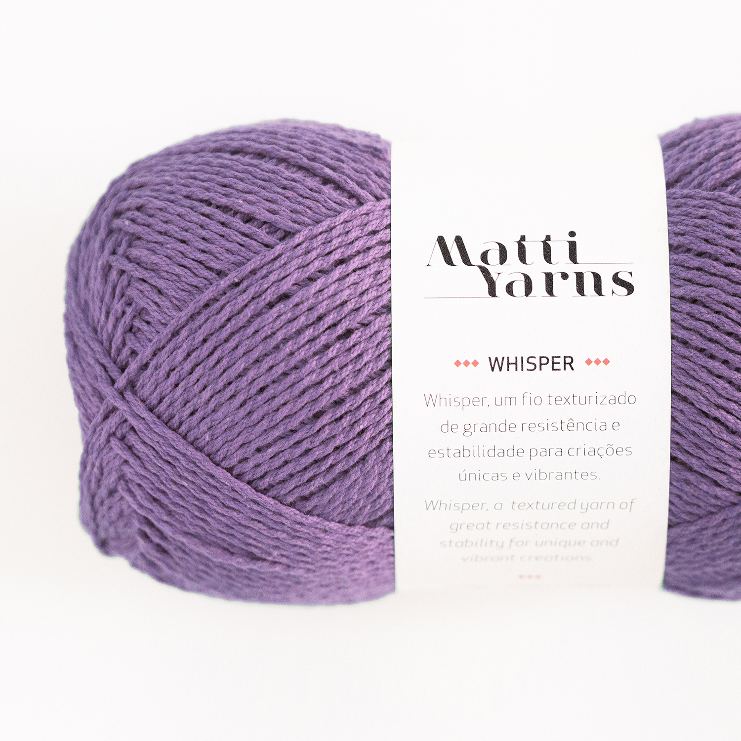 Novelo de fio roxo Matti Yarns Whisper com etiqueta branca e texto descritivo