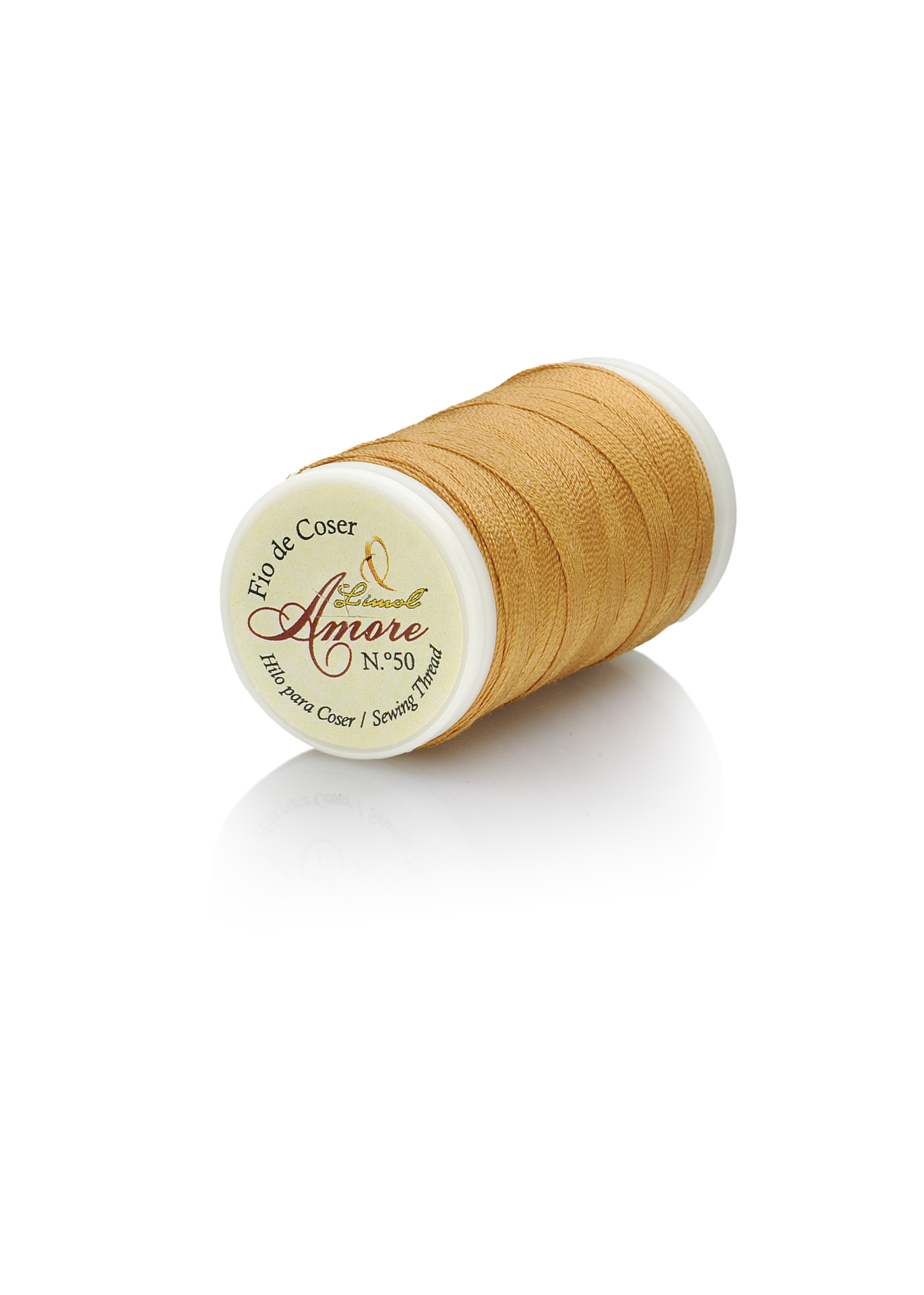 Rolo de linha de coser dourada com etiqueta 'Fio de Coser Amore N.º 50'