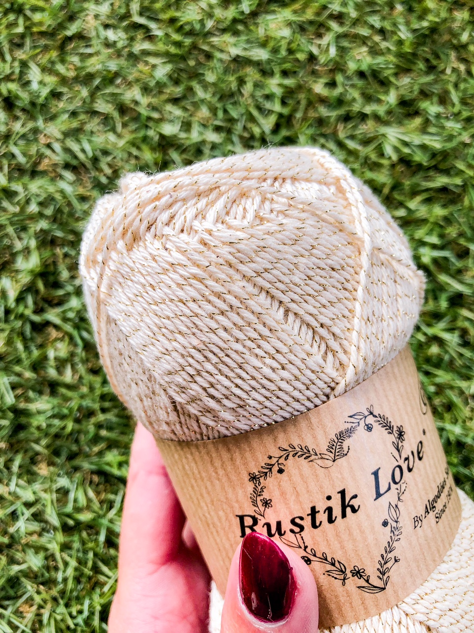 Novelo de fio bege com embalagem de papel Rustik Love