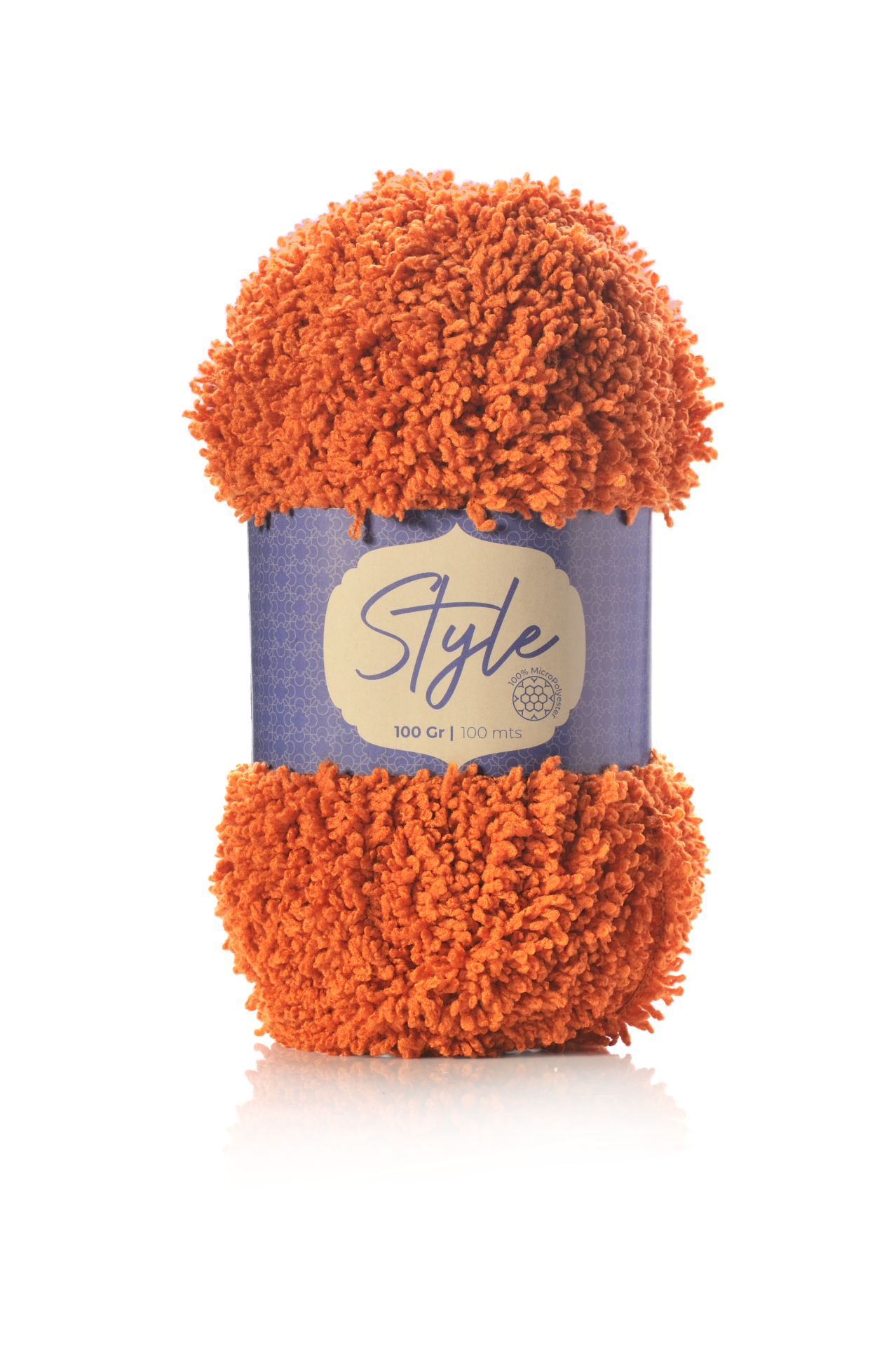 Novelo de fio felpudo laranja com etiqueta roxa