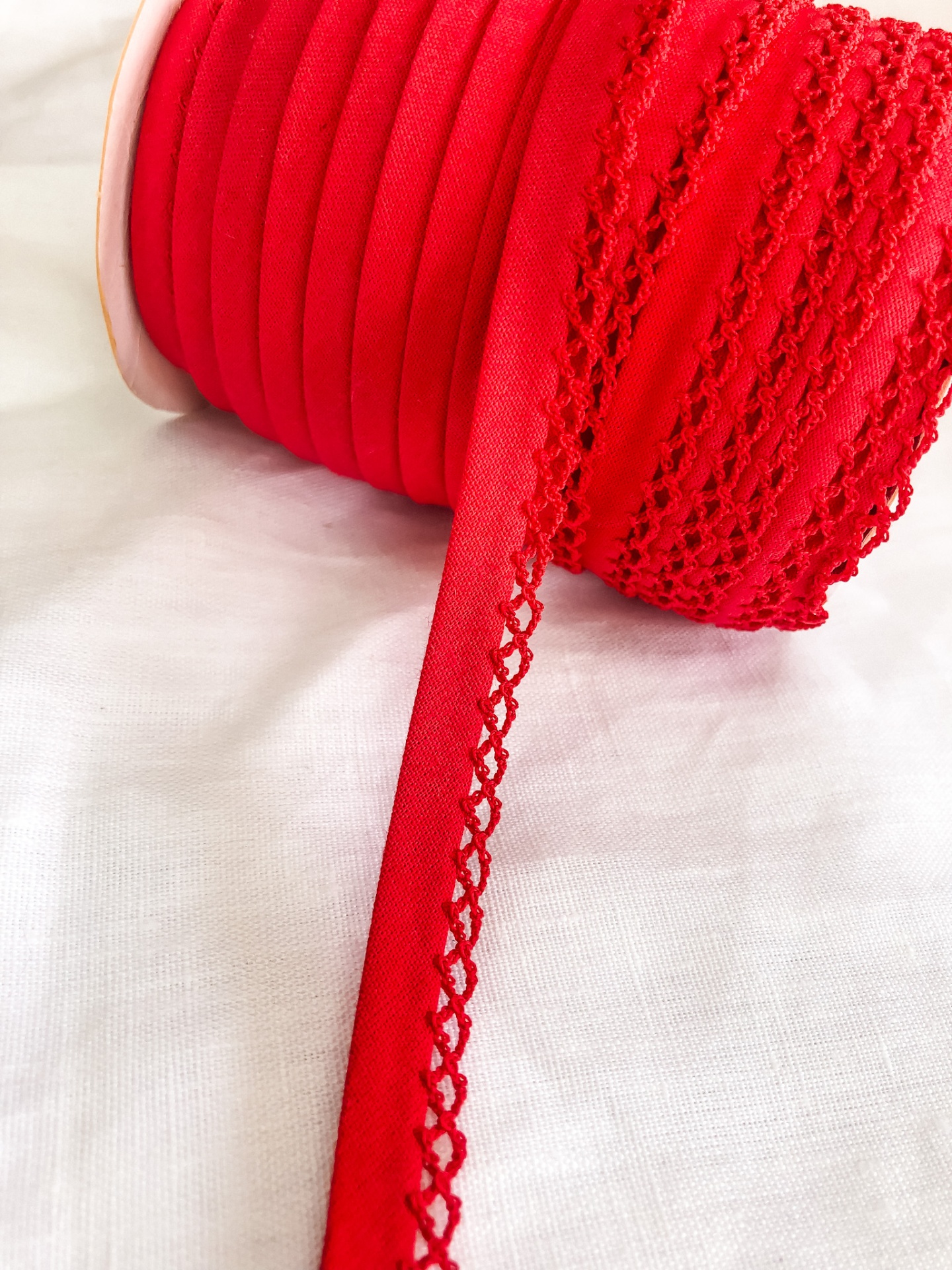 Rolo de fita vermelha com bordas trançadas