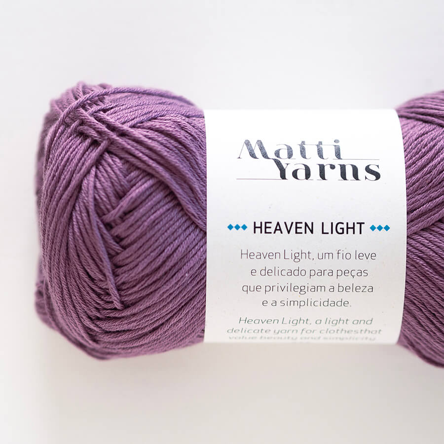 Novelo de fio lilás Motti Yarns Heaven Light com rótulo branco