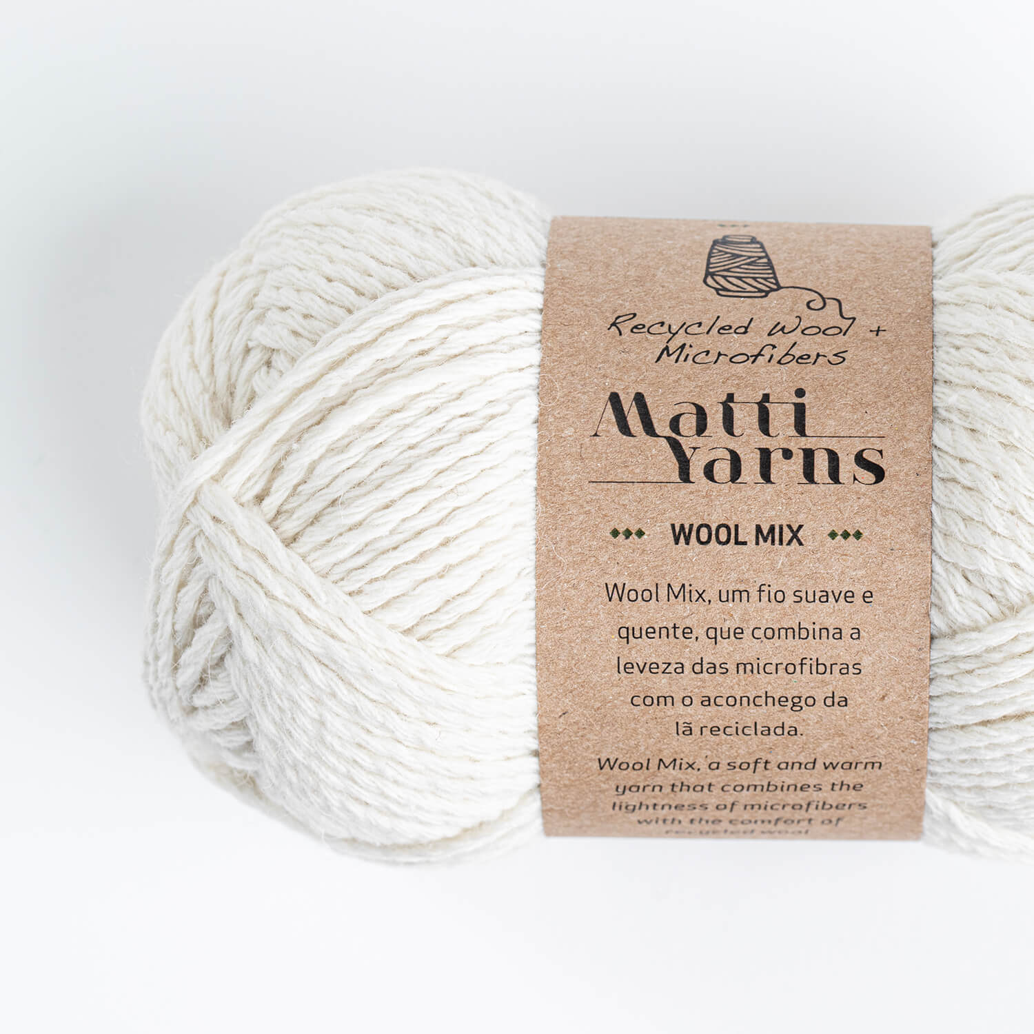 Novelo de fio branco da marca Matti Yarns com etiqueta informativa.