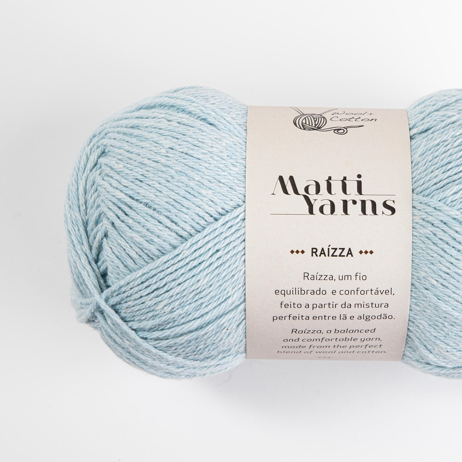 Novelo de fio azul claro para tricô ou crochet Matti Yarns RAÍZZA com etiqueta explicativa