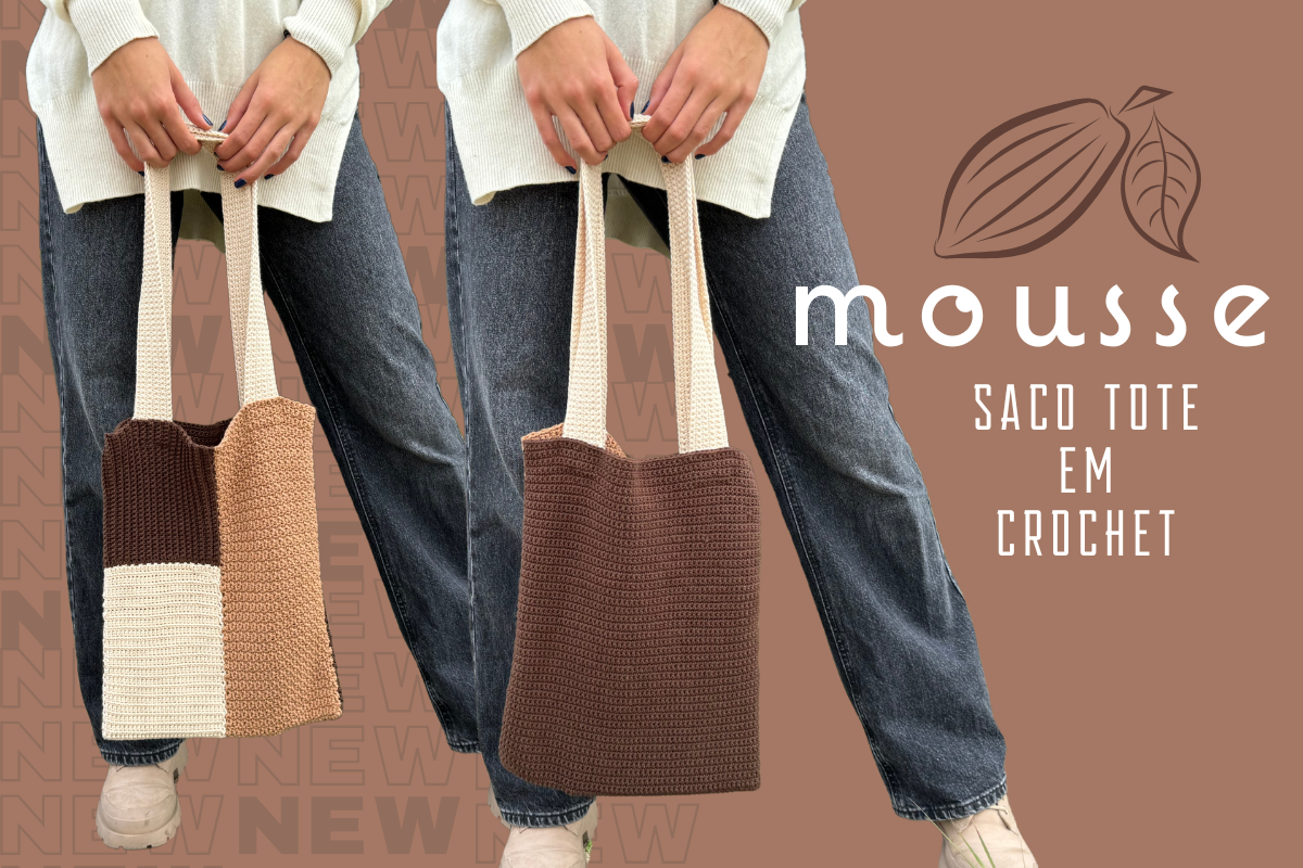 Duas bolsas tote em crochet, com padrões marrons, exibidas por uma pessoa