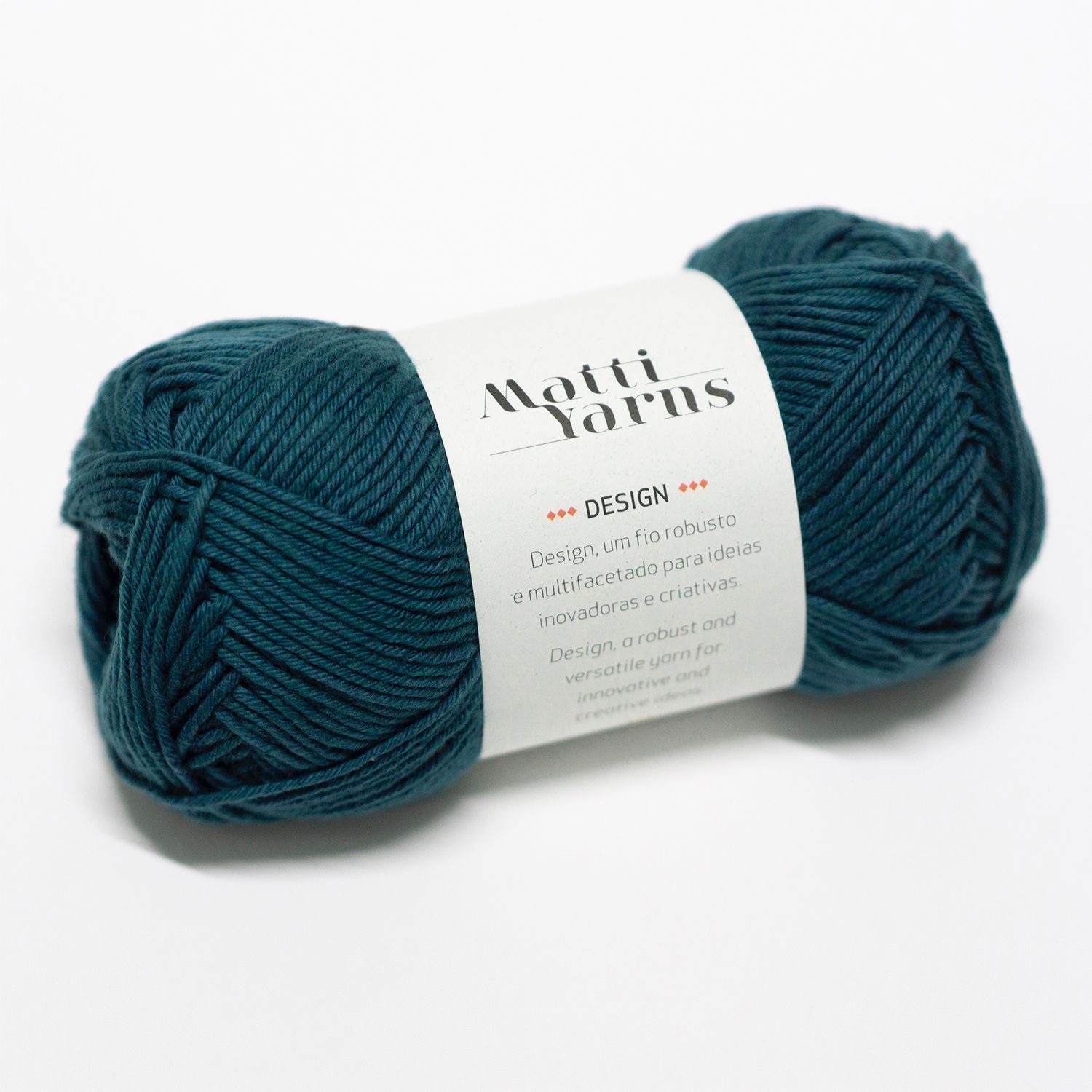 Novelo de lã azul escuro da Matti Yarns com etiqueta branca na superfície