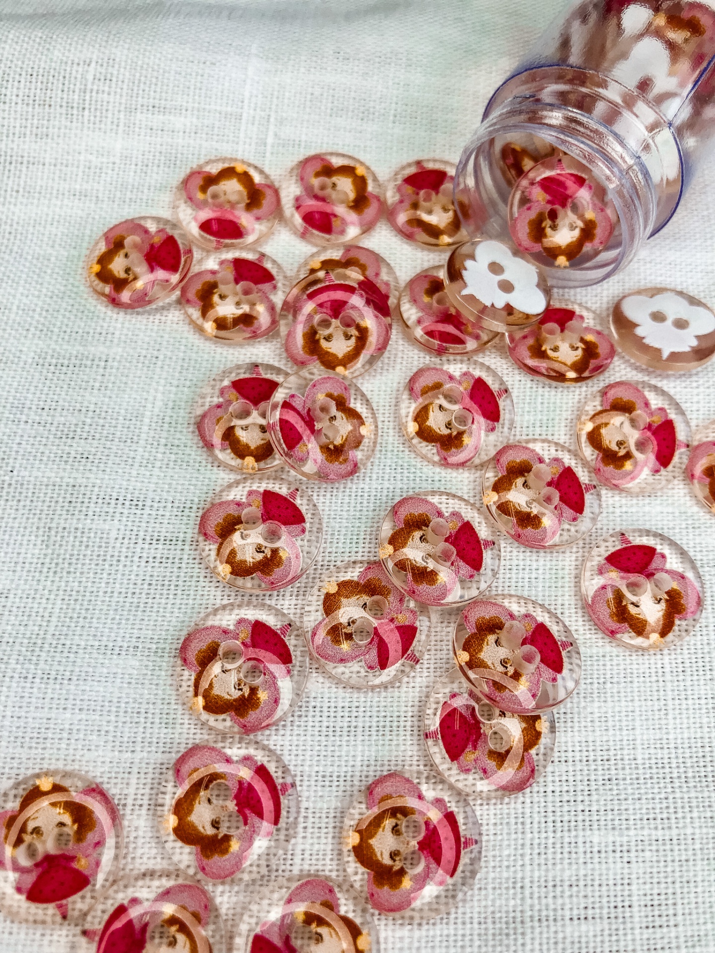 Botões transparentes redondos com ursinho castanho e laço vermelho