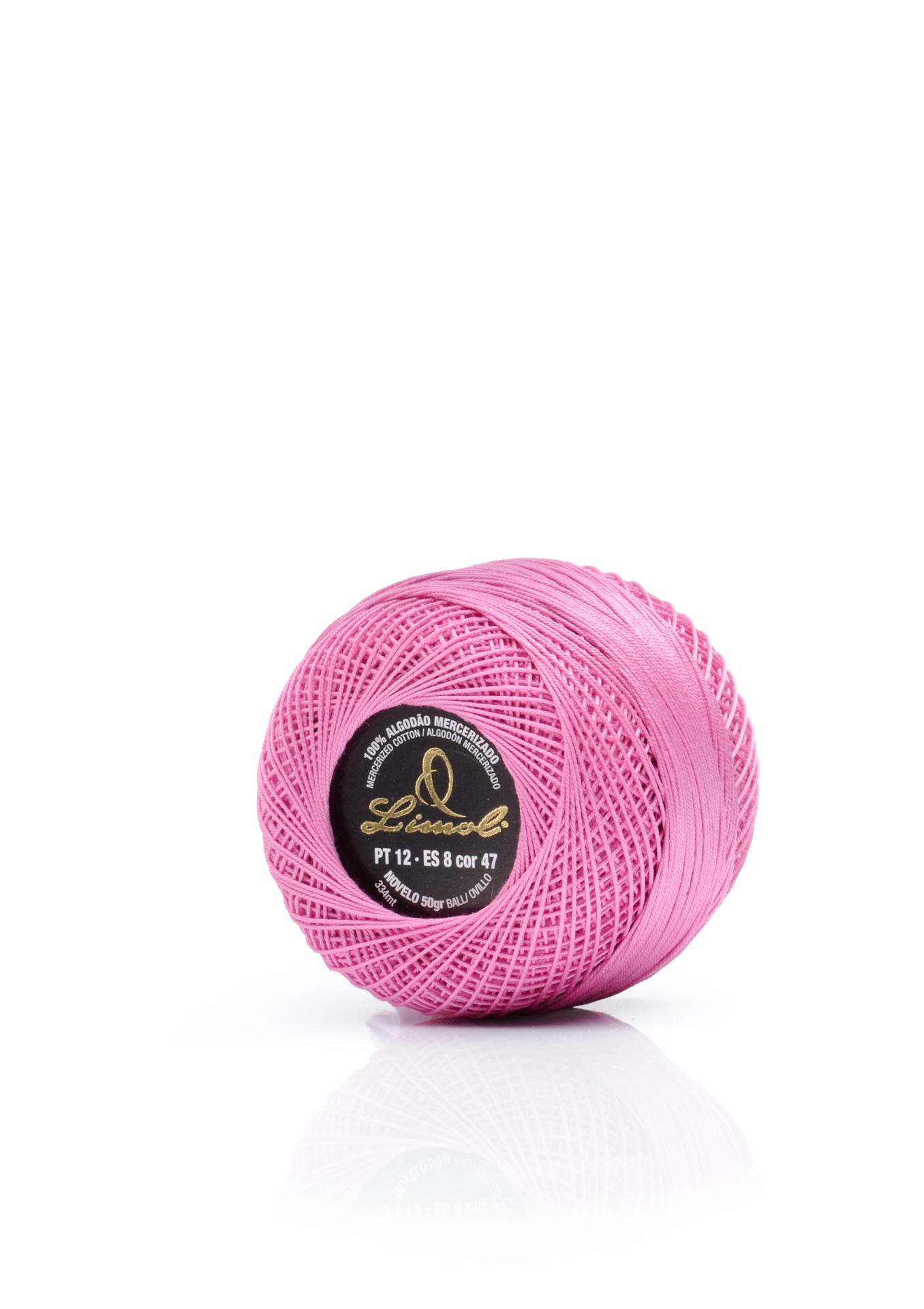 Esfera de linha cor-de-rosa com etiqueta preta no centro em fundo branco