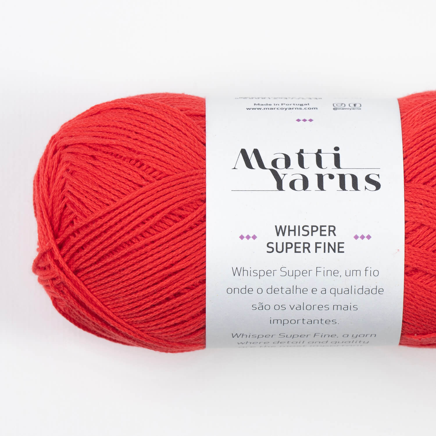 Novelo de lã vermelha com etiqueta branca Matti Yarns Whisper Super Fine