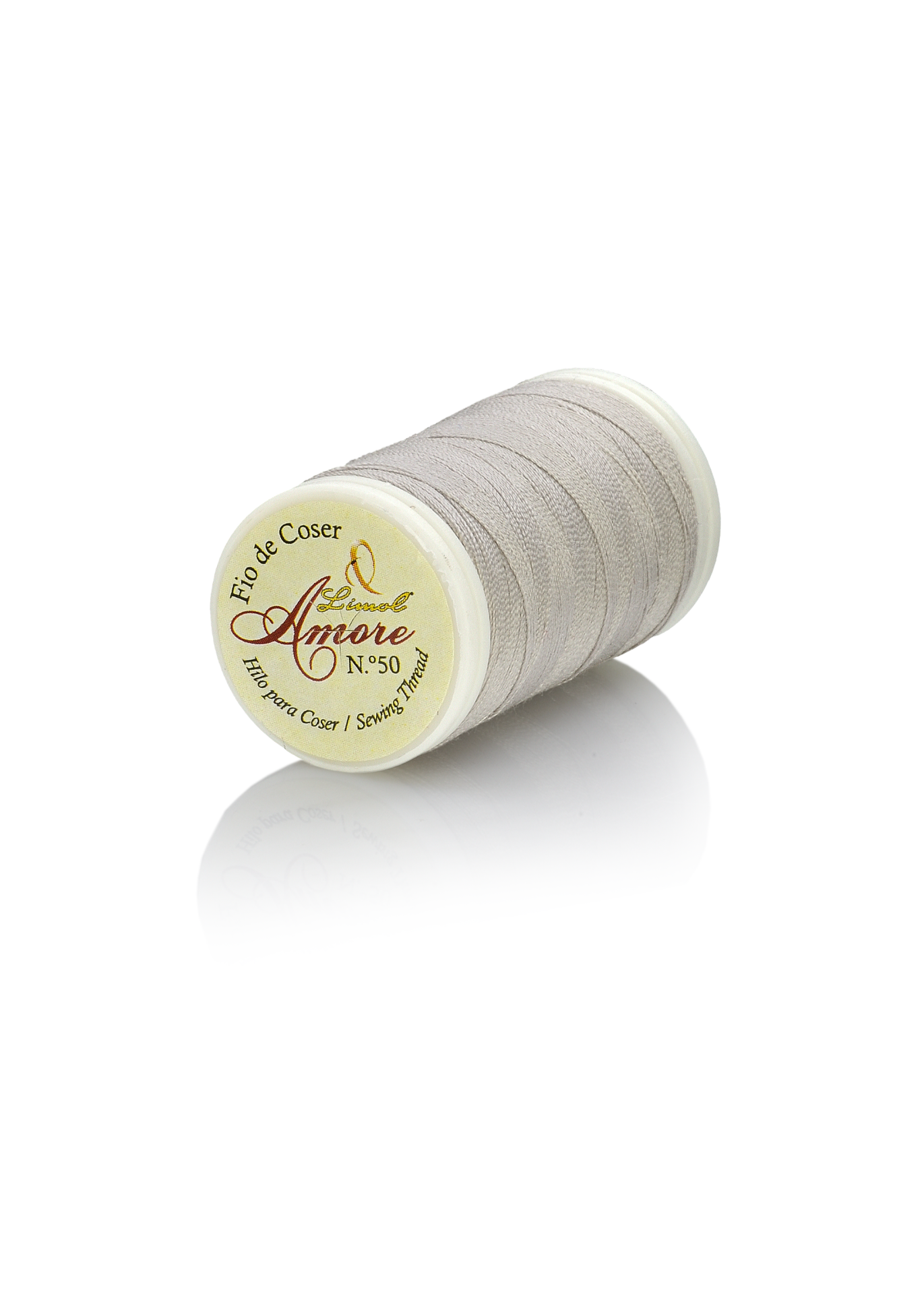 Carretel de linha de coser cinzenta com rótulo Amore