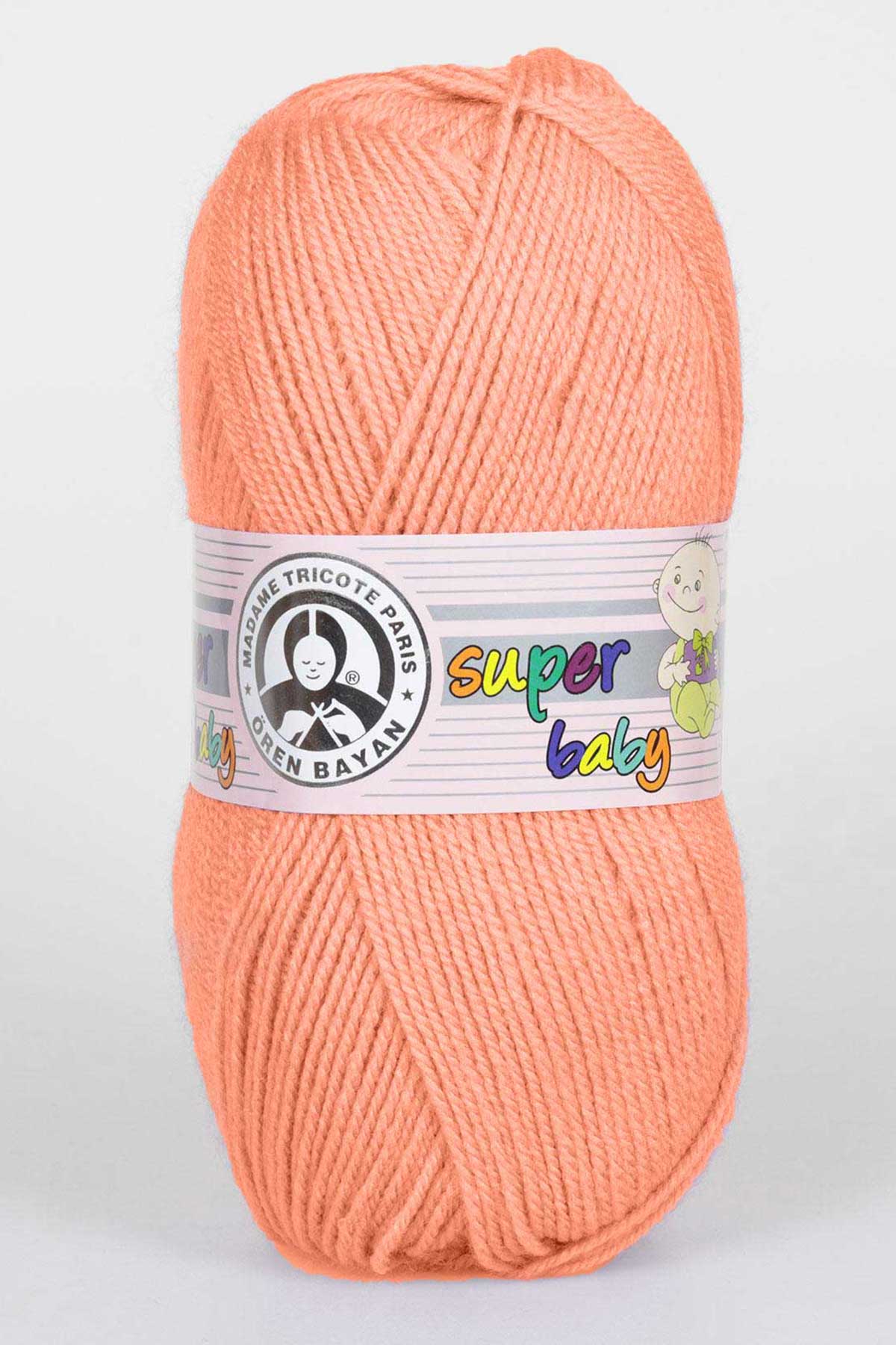 Novelo de lã cor de pêssego com etiqueta colorida e desenhos de bebé