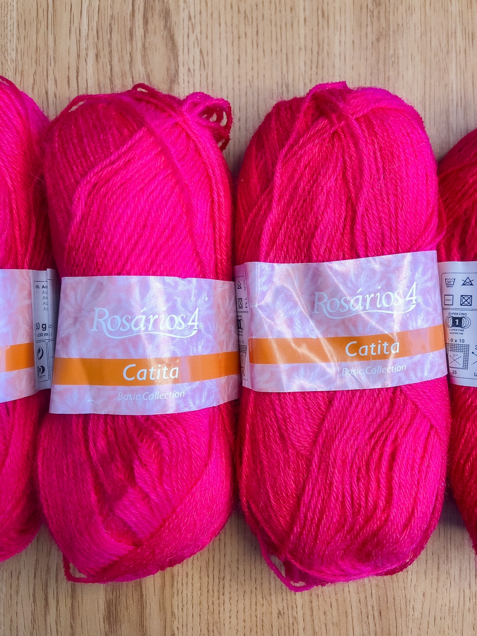 Novelos de lã rosa Rosários 4 Catita com rótulo em madeira clara