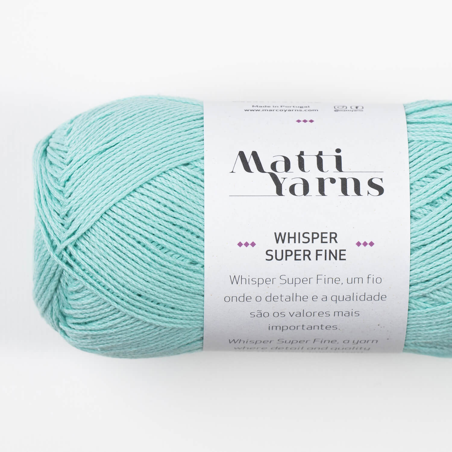 Novelo de lã azul claro com etiqueta branca Matti Yarns Whisper Super Fine.