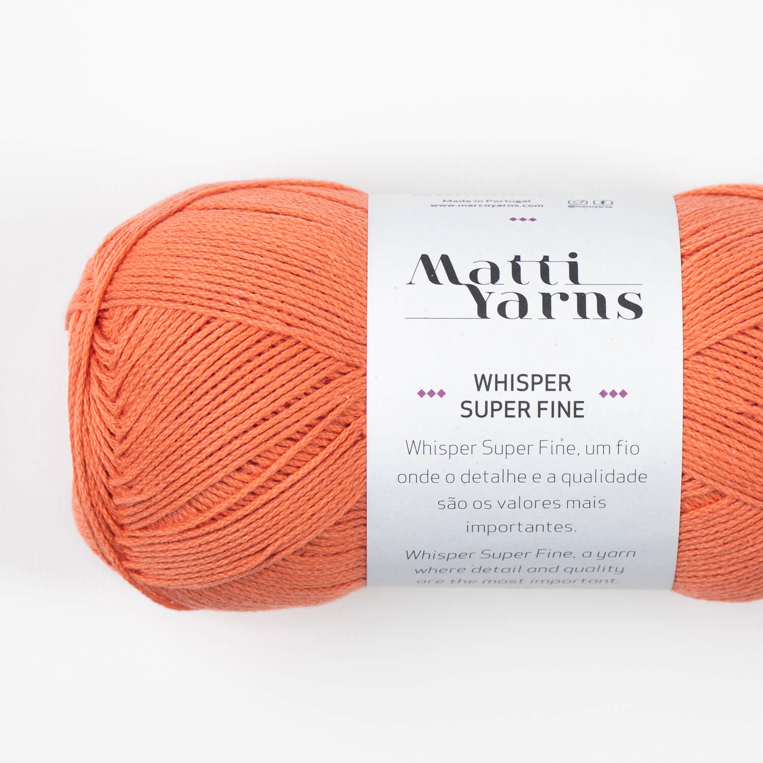 Novelo de fio cor de laranja claro com etiqueta branca Matti Yarns Whisper Super Fine