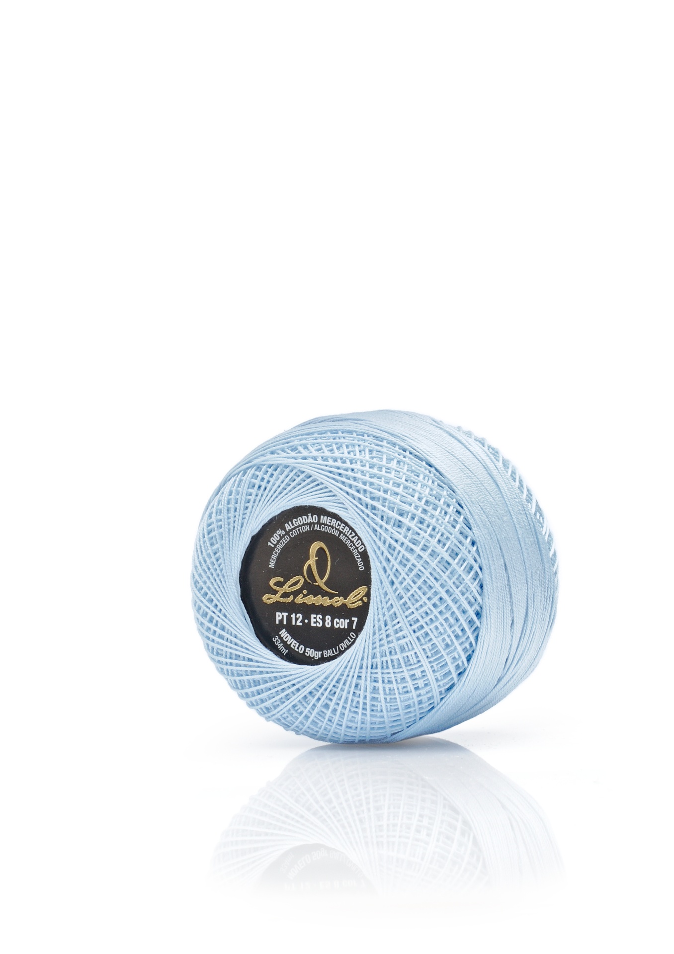 Rolo de linha azul claro com etiqueta preta e dourada