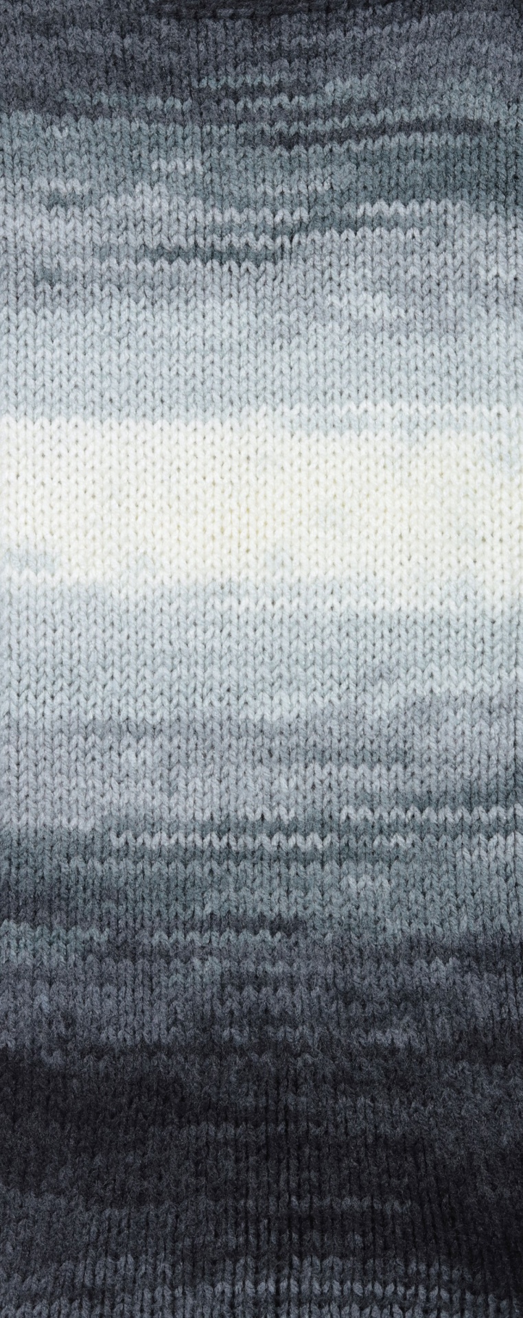 Pano de malha com padrão degradê em tons de preto e cinza