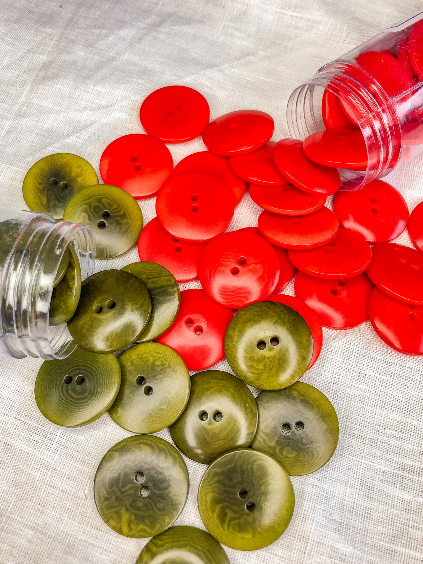 Botões verdes e vermelhos em tecido branco