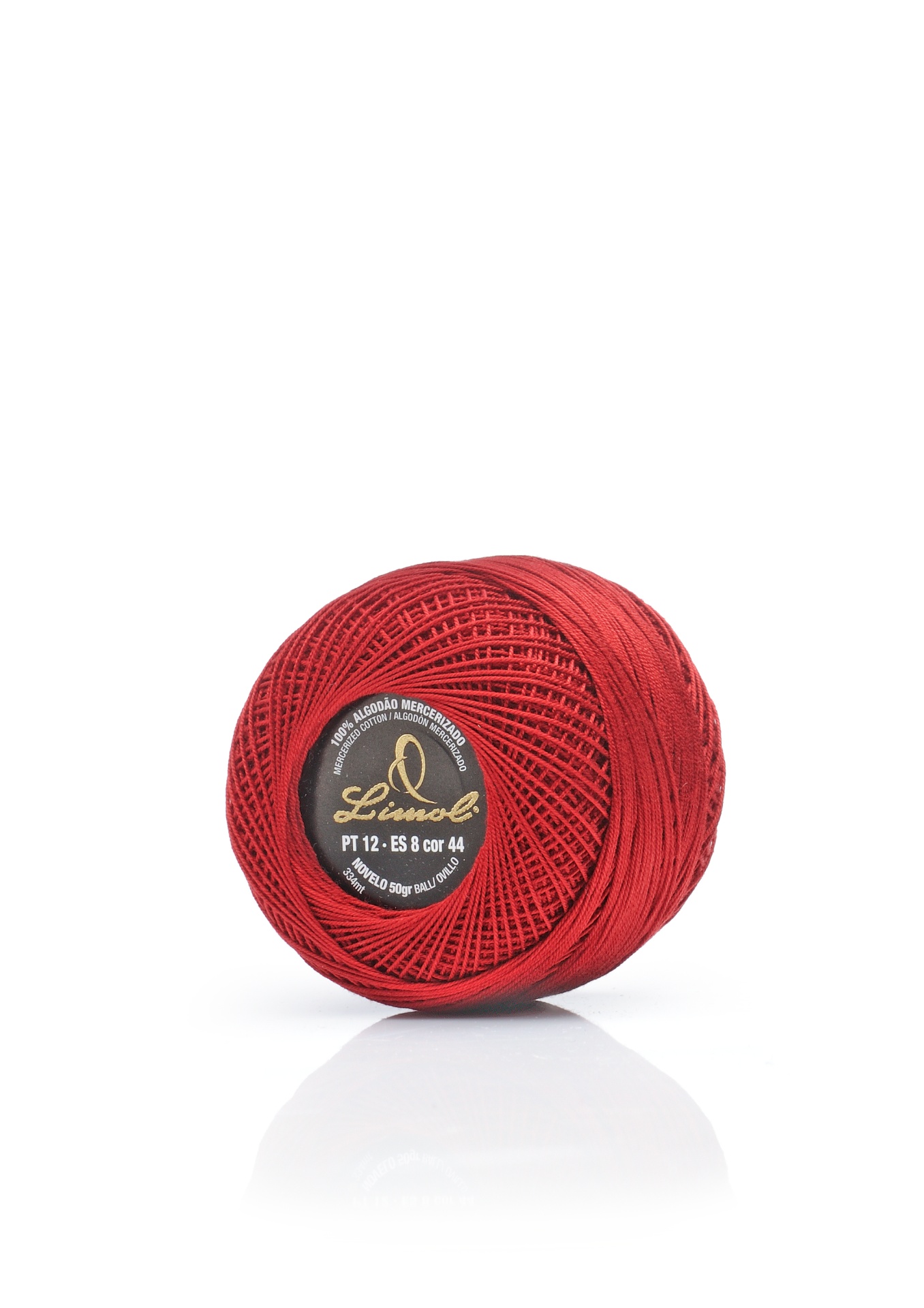 Bobine de linha vermelha com etiqueta preta e dourada