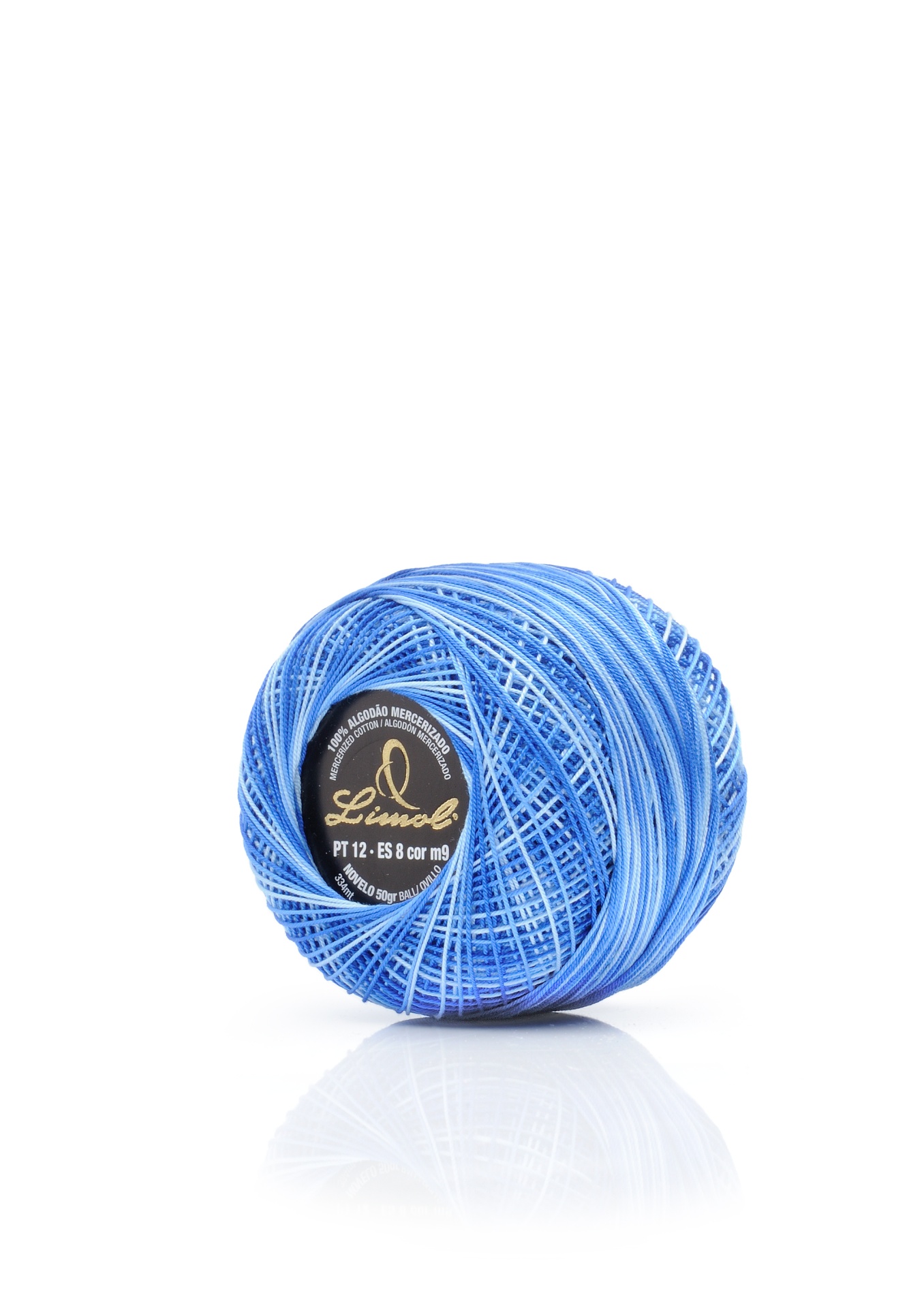 Rolo de linha azul com etiqueta preta e dourada