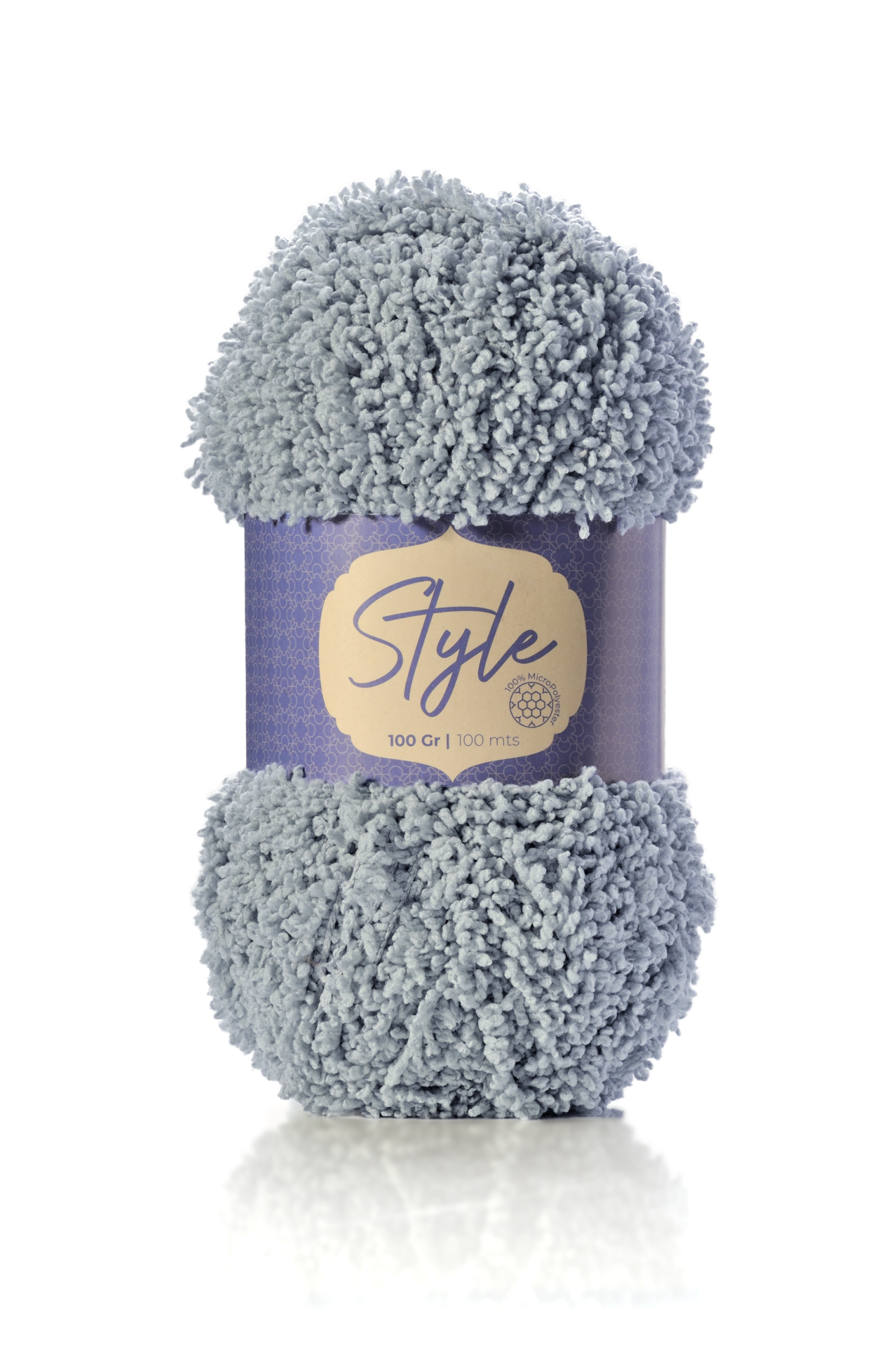 Novelo de fio cinzento claro com etiqueta 'Style' roxa