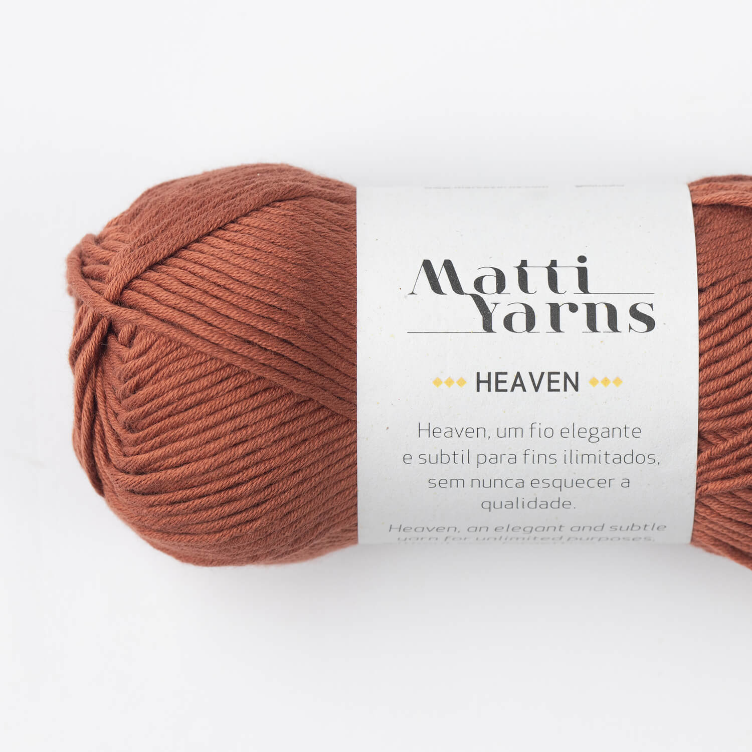 Skein de lã castanha com etiqueta branca da marca Matti Yarns com texto