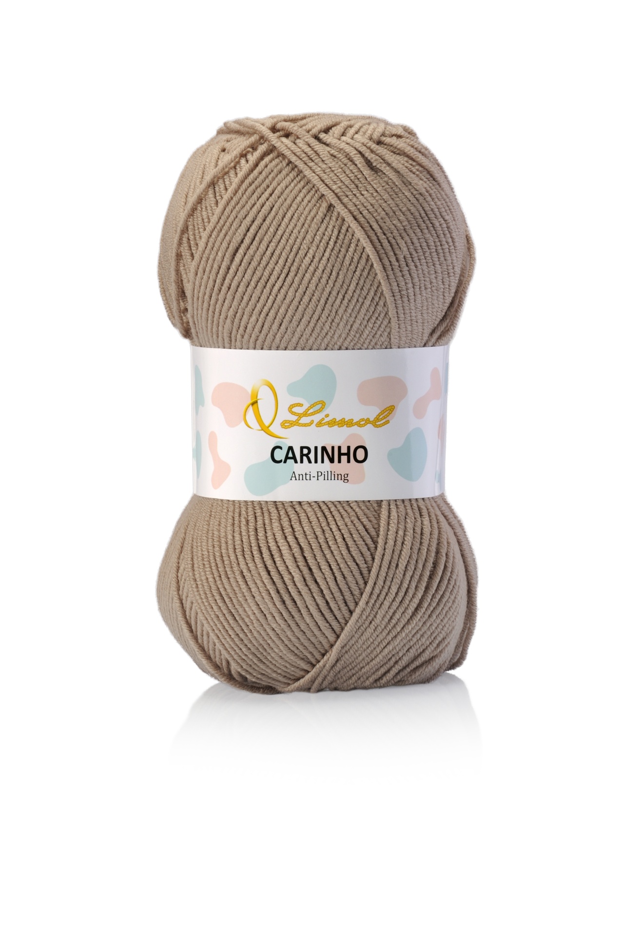 Novelo de fio de lã castanho claro com etiqueta branca e texto visível