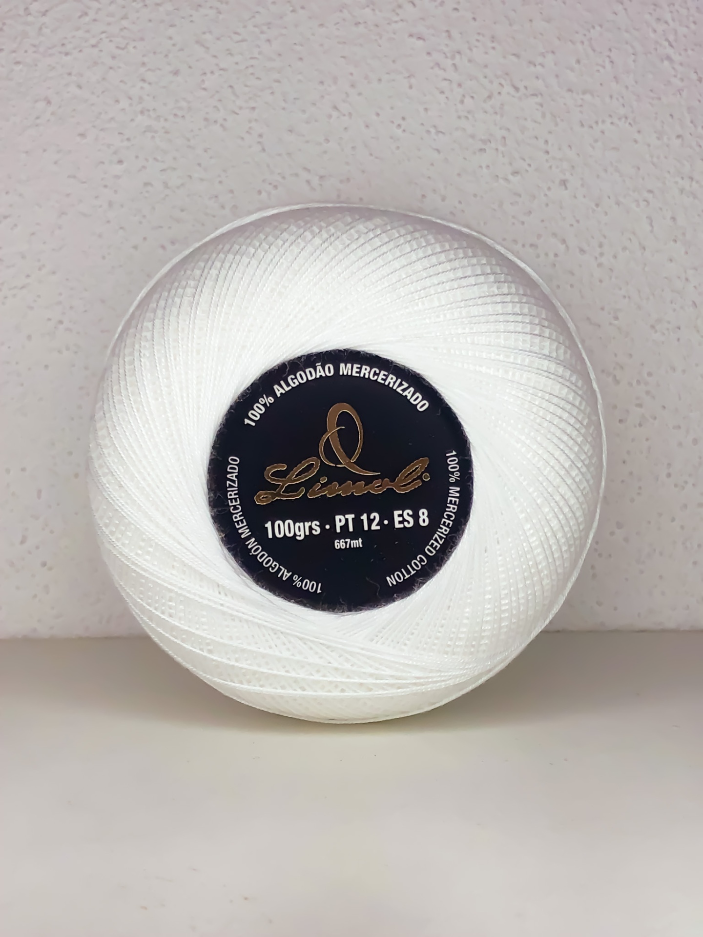 Rolo de linha branco 100% algodão mercerizado com etiqueta preta circular