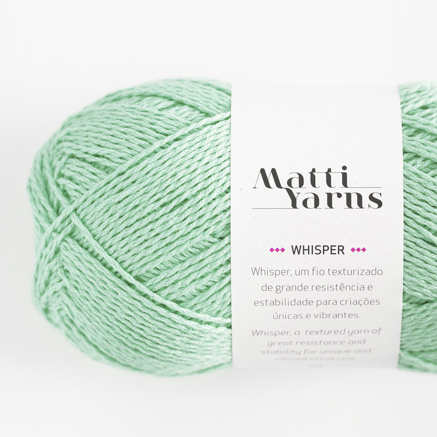 Novelo de fio verde claro com etiqueta branca da marca Matti Yarns