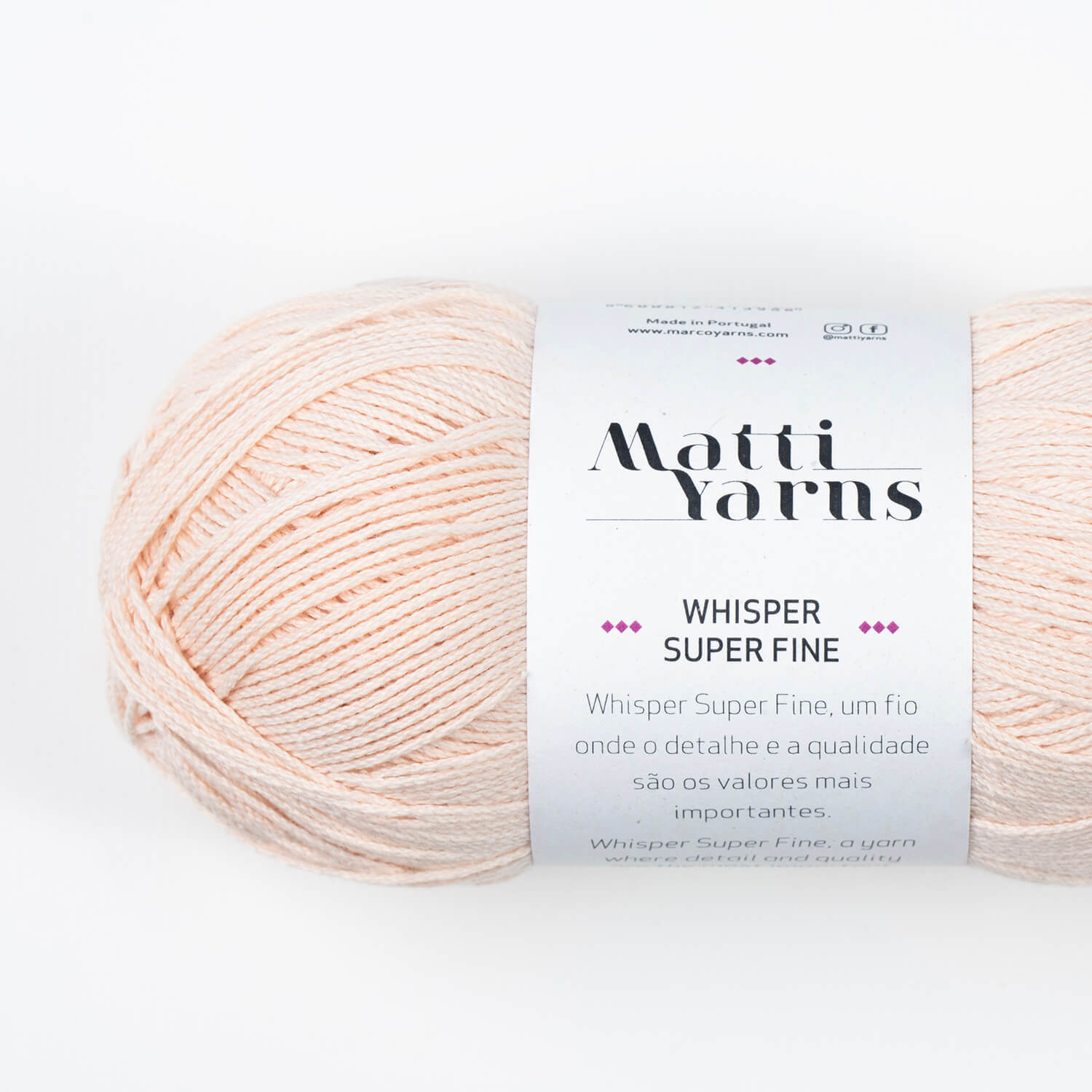 Novelo de fio de lã bege claro com etiqueta da marca Matti Yarns