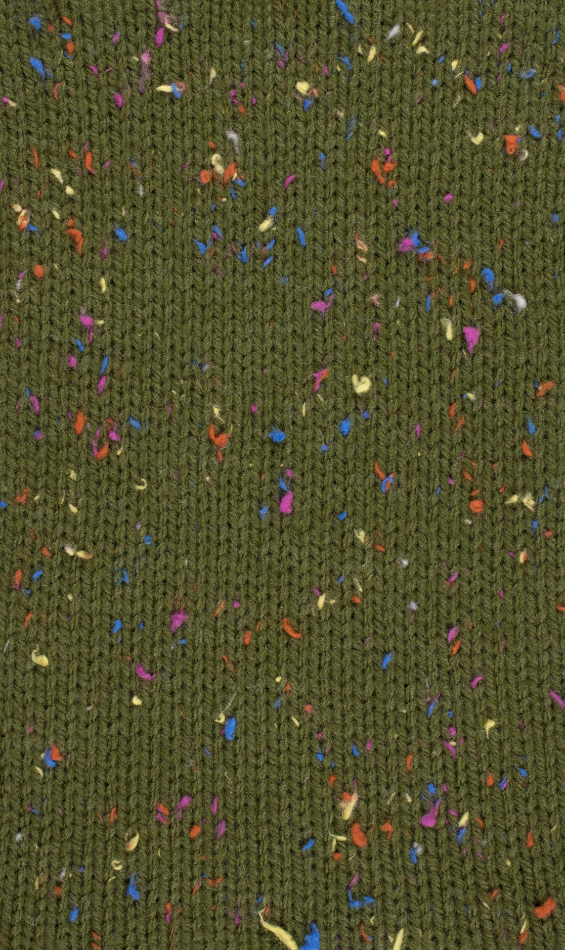 Tecido de malha verde oliva com manchas coloridas variadas.