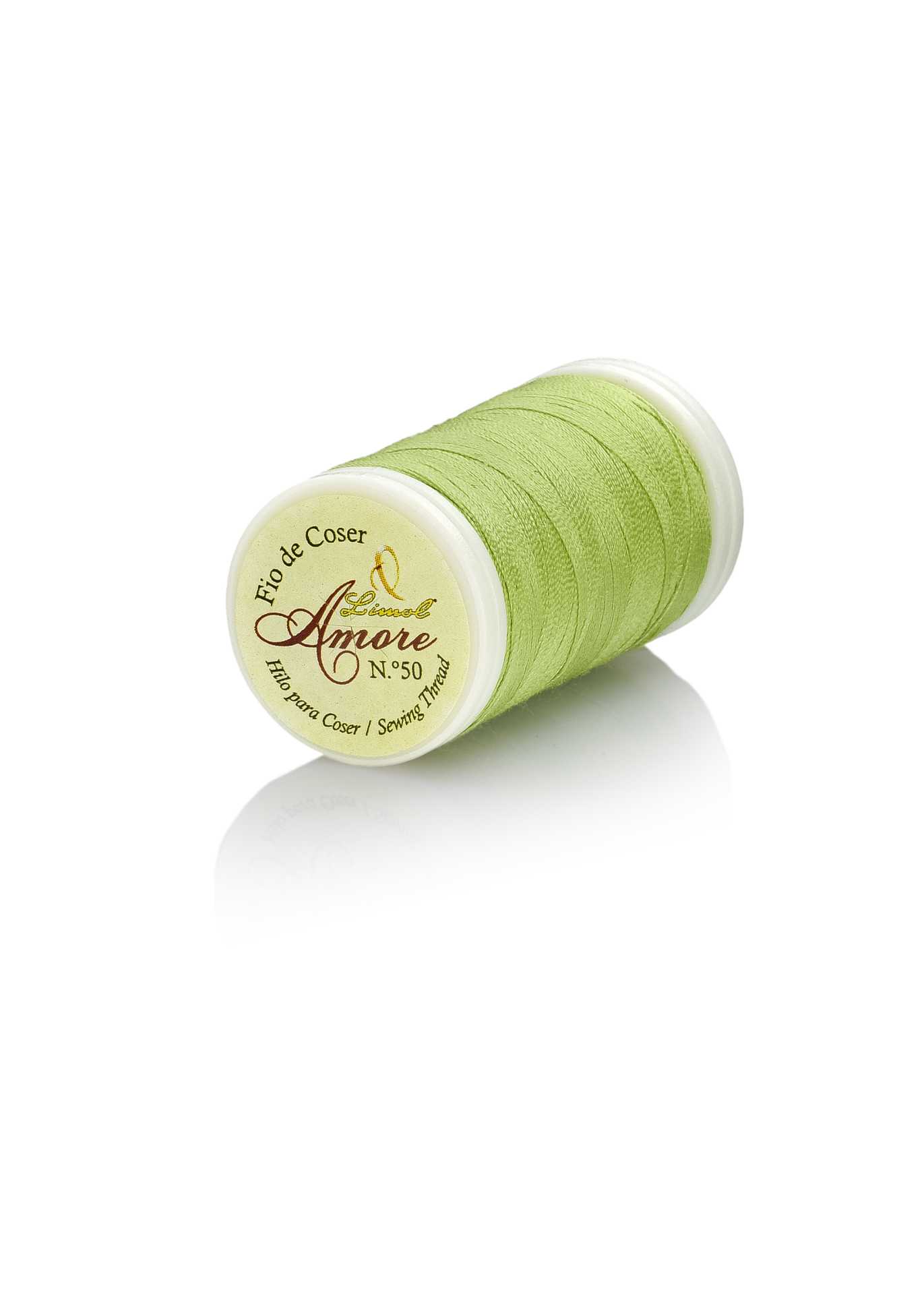 Rolo de linha de coser verde claro com rótulo branco e dourado