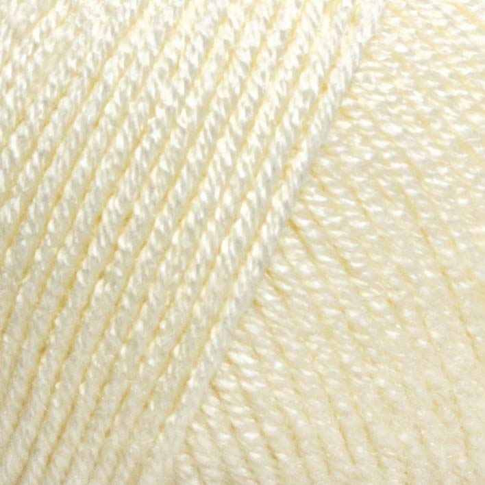 Novelo de lã creme com fios torcidos